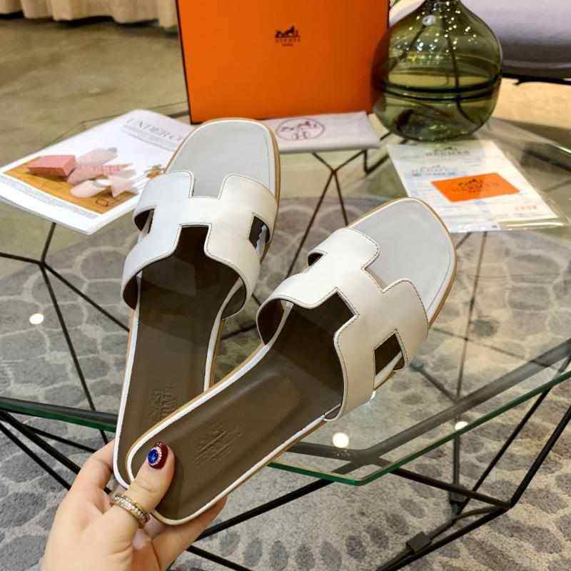 H**me5 Slippers White