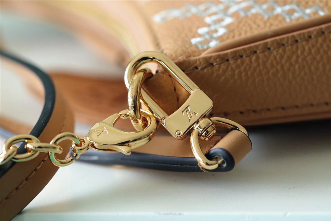 L0vis Vvtt0n Easy Pouch On Strap 001