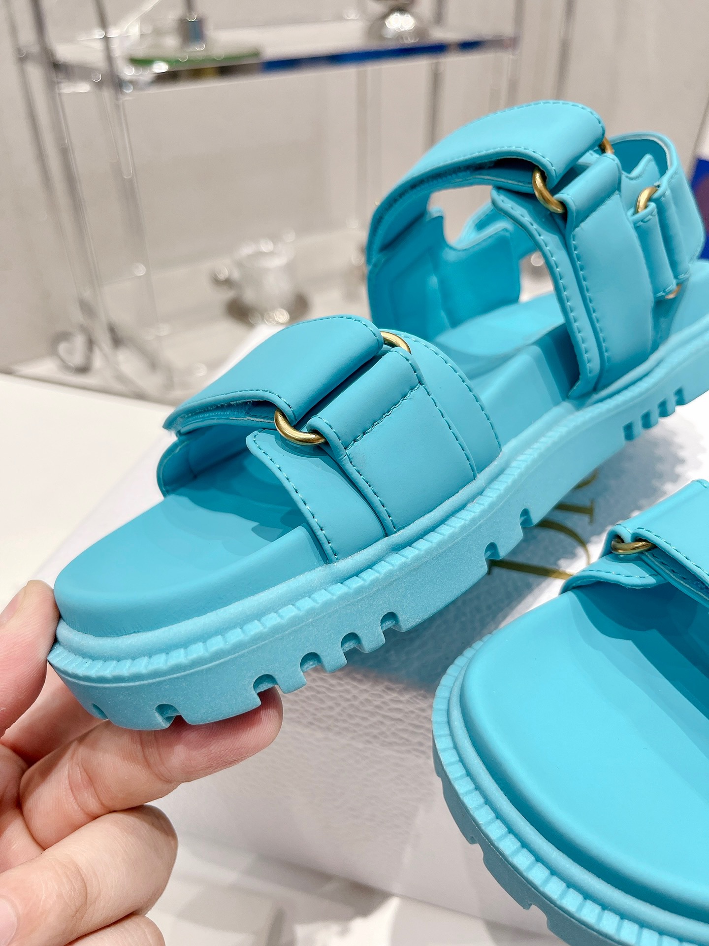 D10r sandals