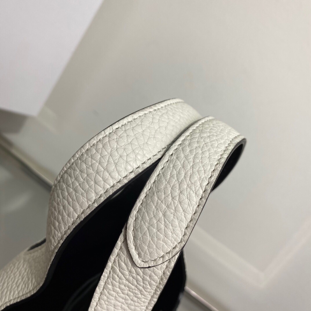 Pra*a Leather handbag