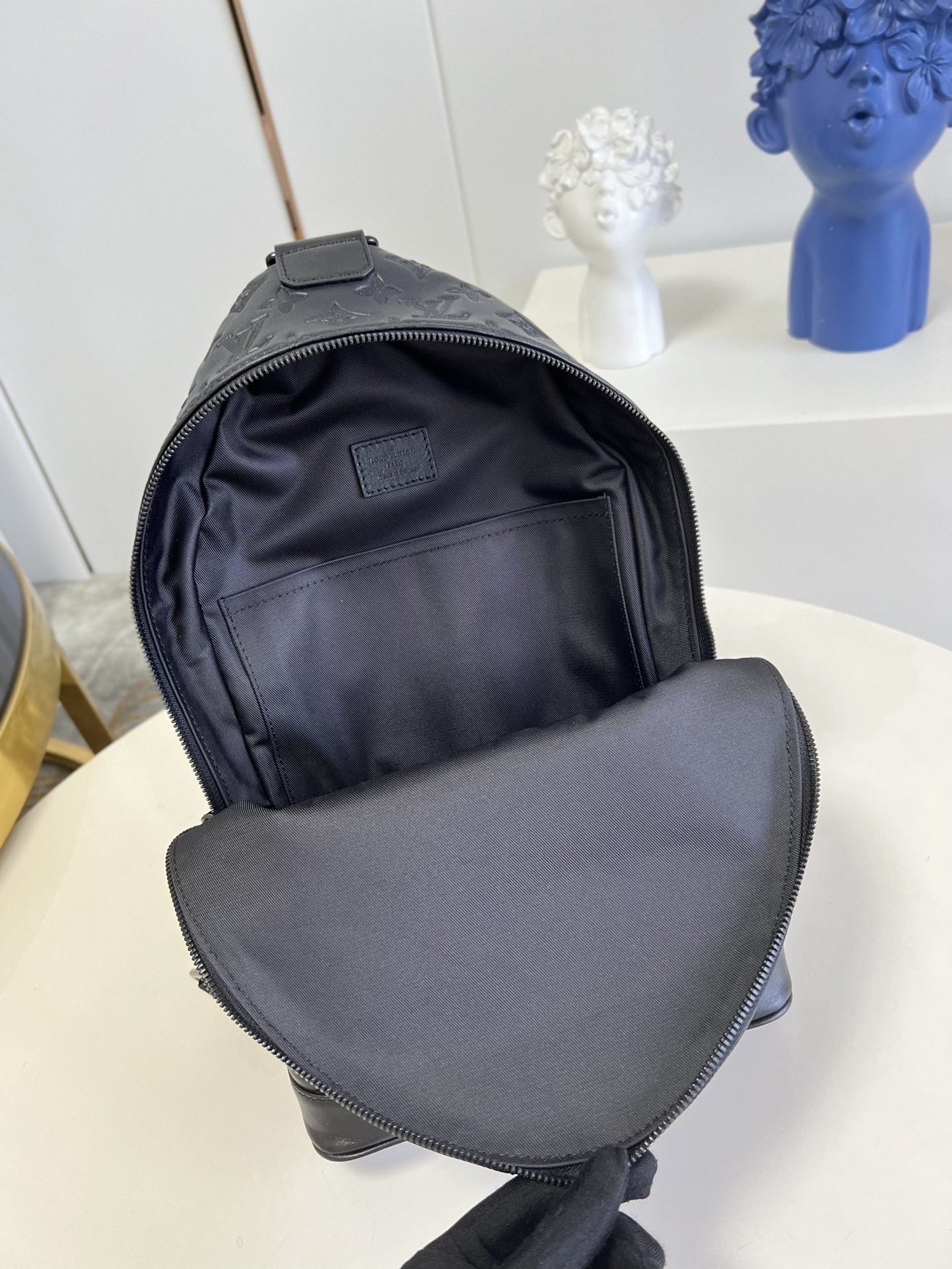 LV RACER SLINGBAG M46107
