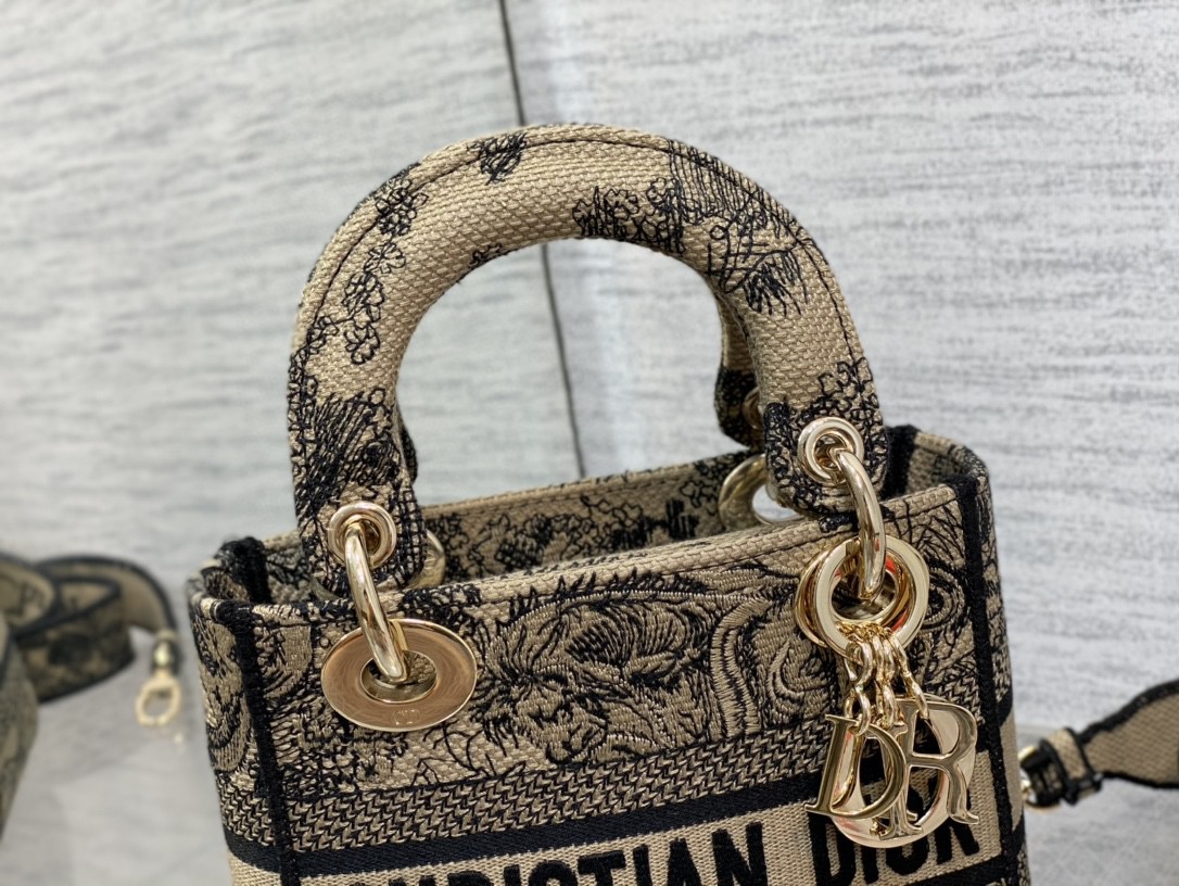 D10r Mini Lady 17cm 01