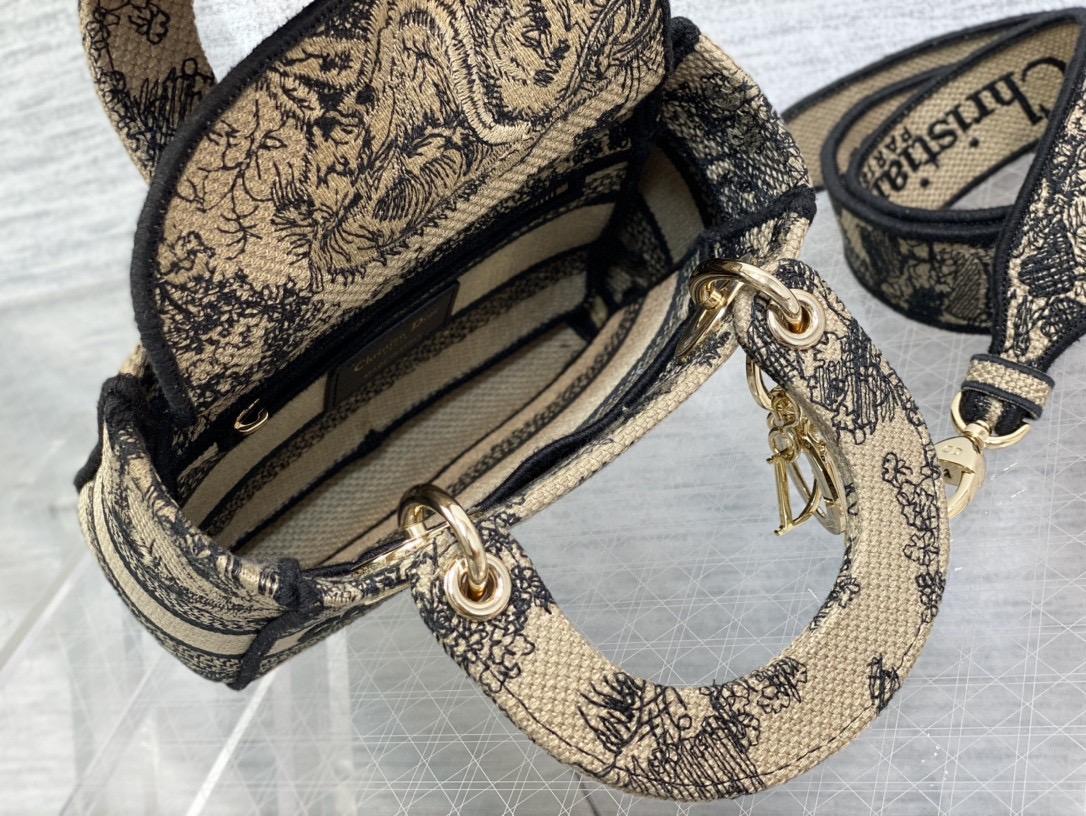 D10r Mini Lady 17cm 01