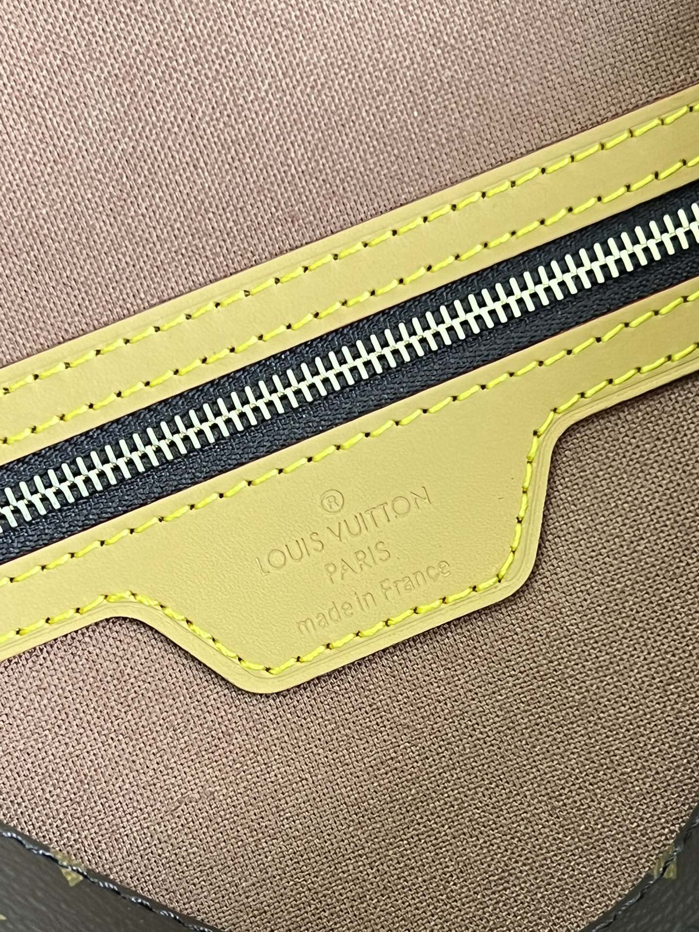 L0vis Vvtt0n Looping Axillary Bag 
