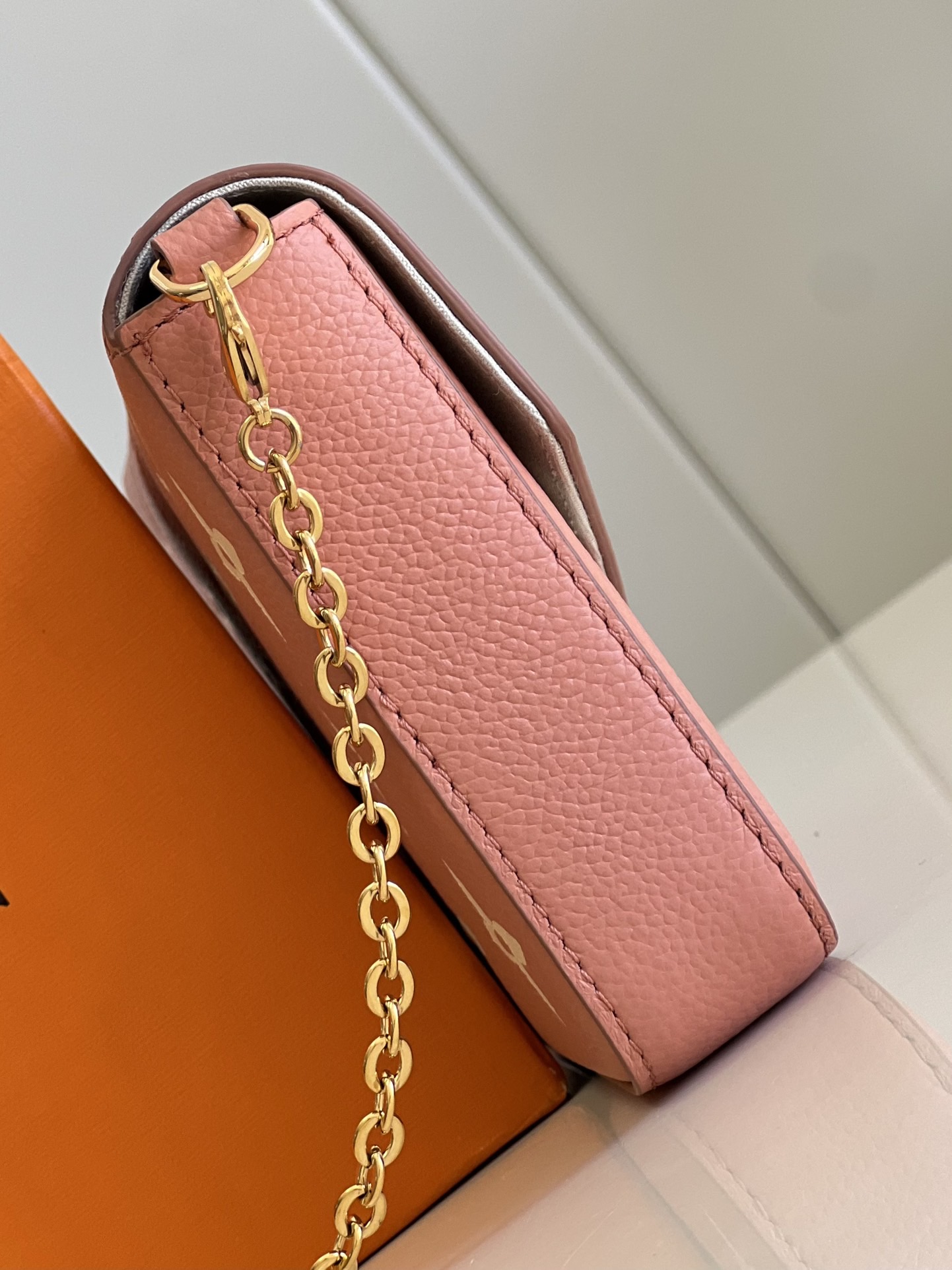 L0vis Vvtt0n Pochette Felice Chain Bag N64064 
