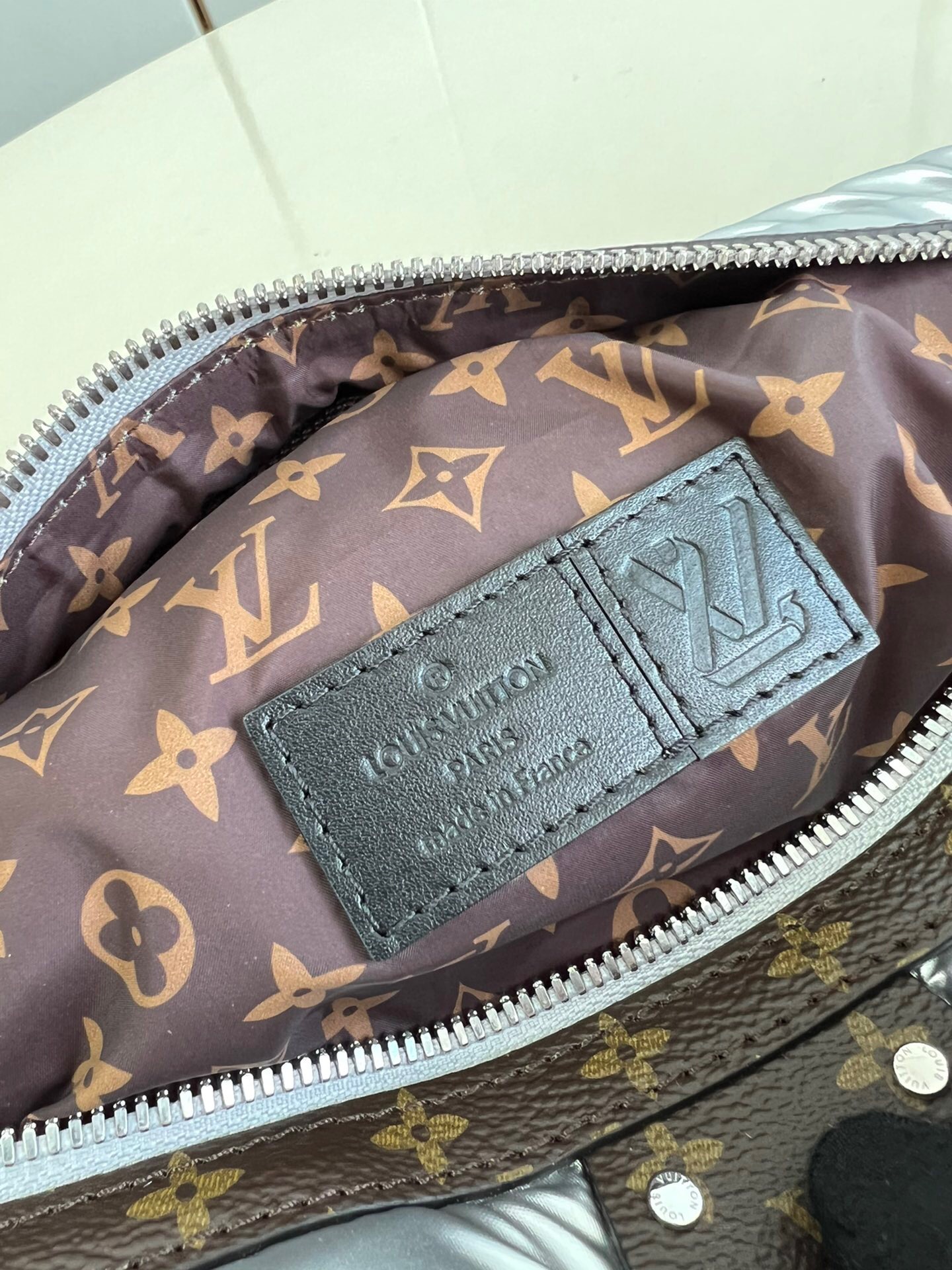 L0vis Vvtt0n Bumbag Silver M20971