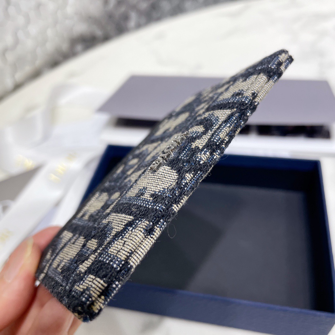 D10r Oblique Card Holder 