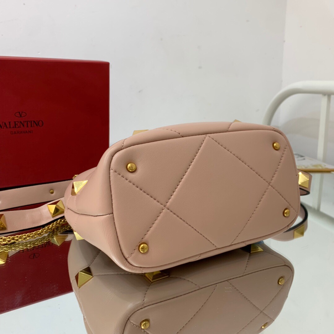 Va1e*ntin0 Garavani Roman Stud Bag 
