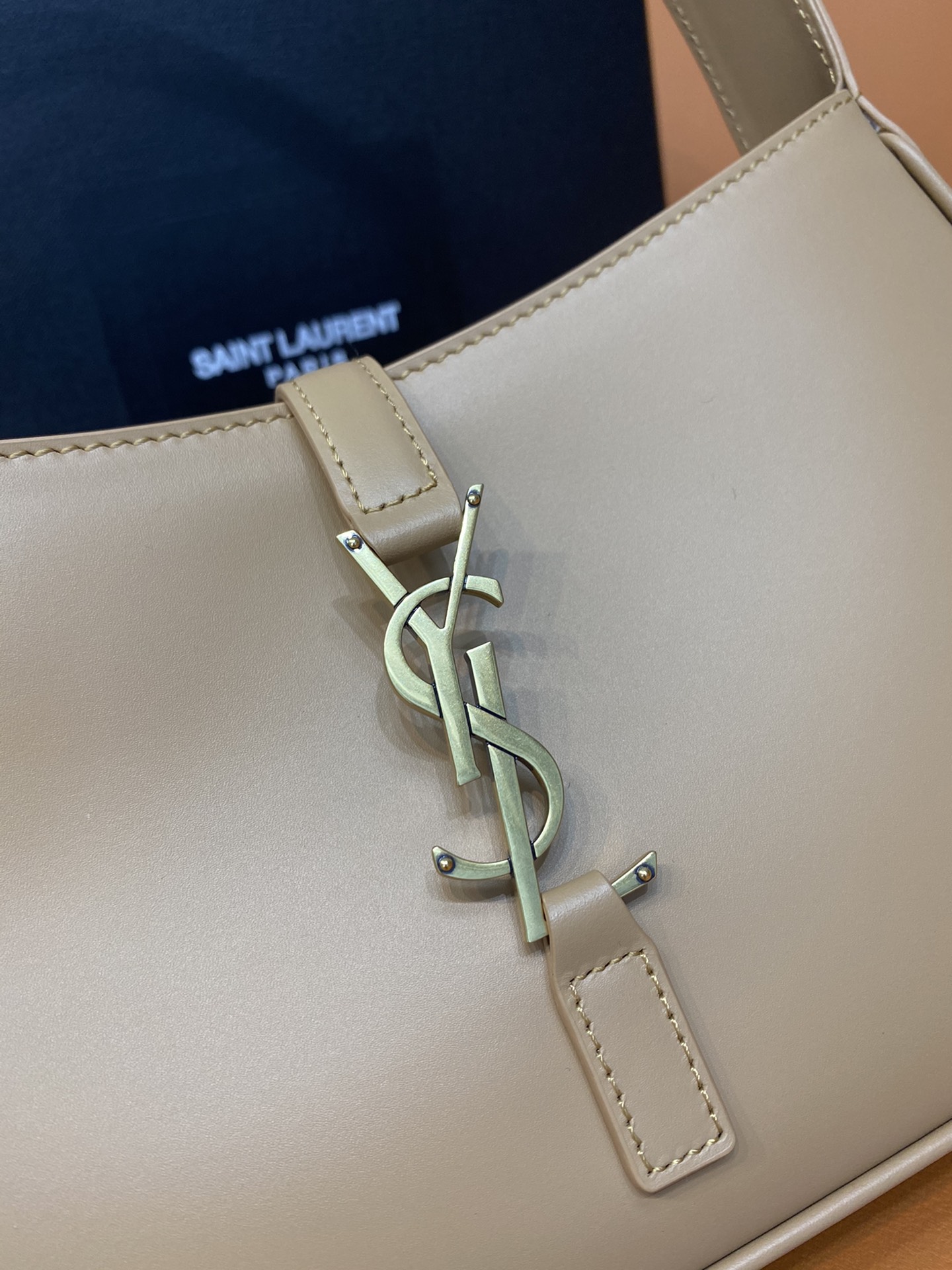 Y51 LE5A7 Hobo Bag Tan