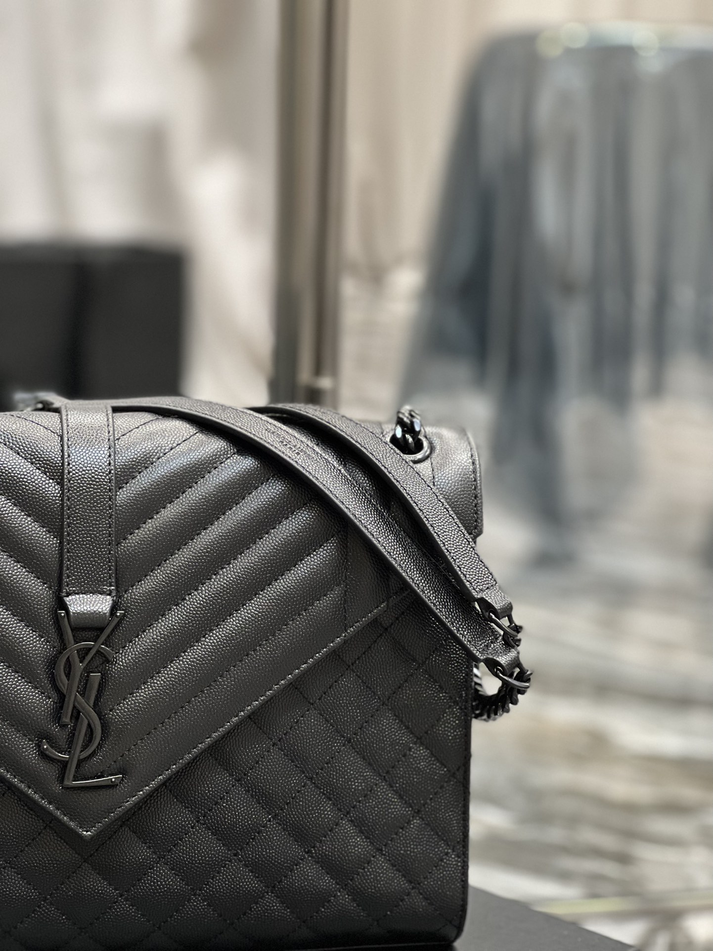 Y51 Envelope Large Bag black