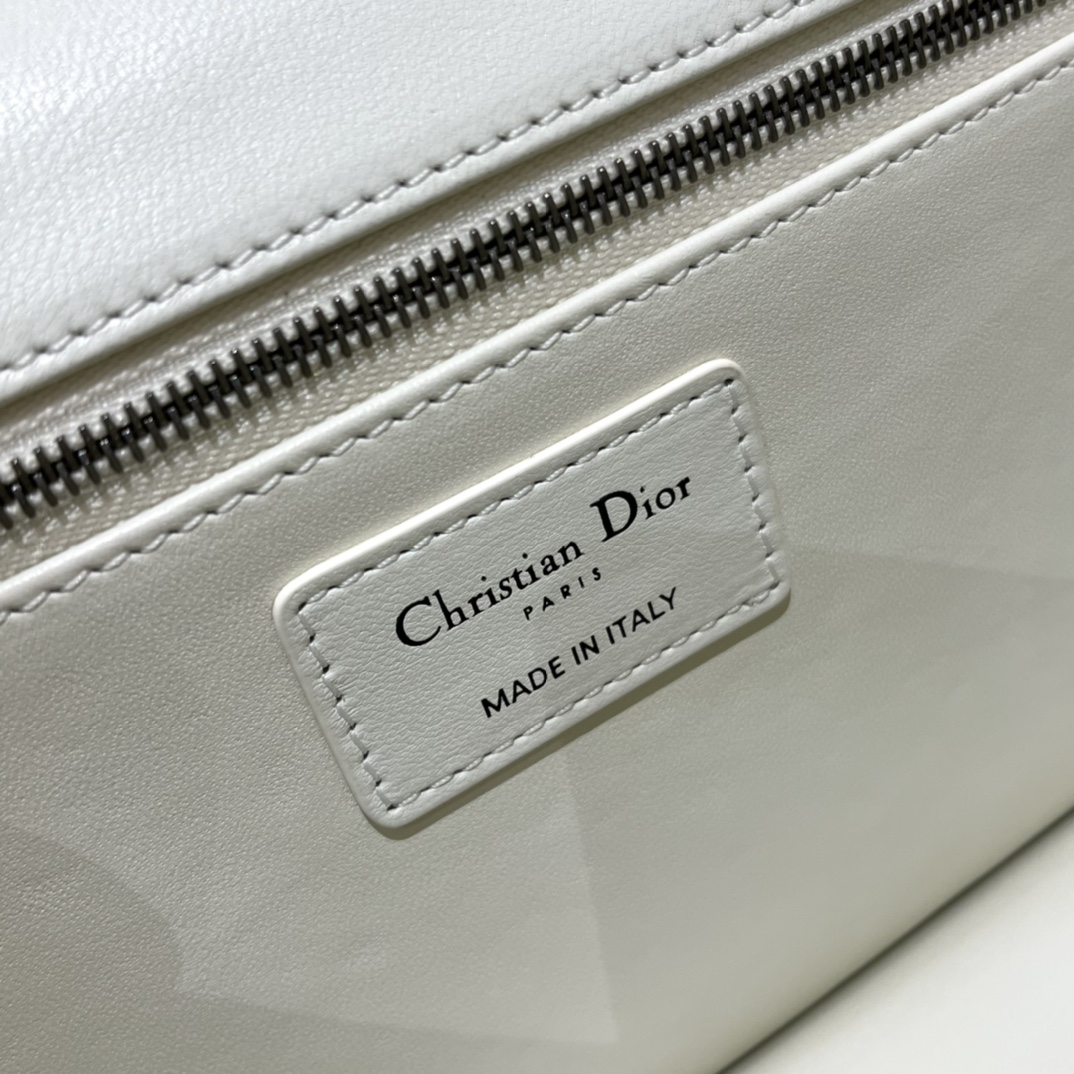 D10r Montaigne Bag White