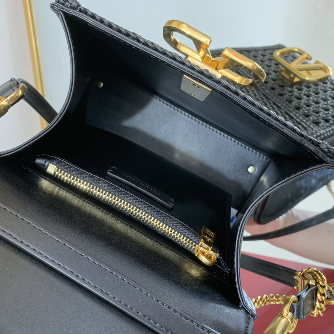 Va1e*ntin0 Garavani Black Small VSling Tote Bag 22cm