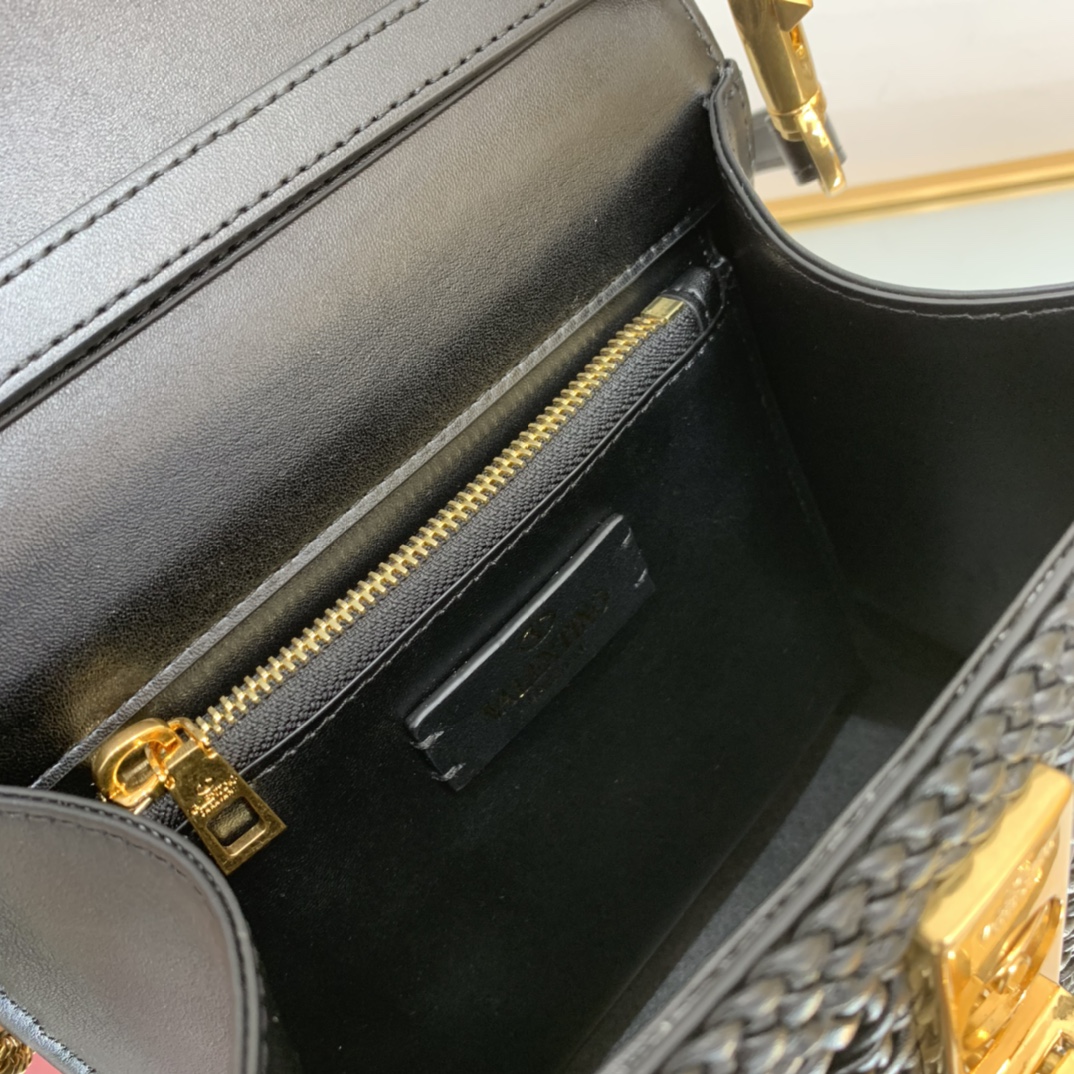 Va1e*ntin0 Garavani Black Small VSling Tote Bag 22cm
