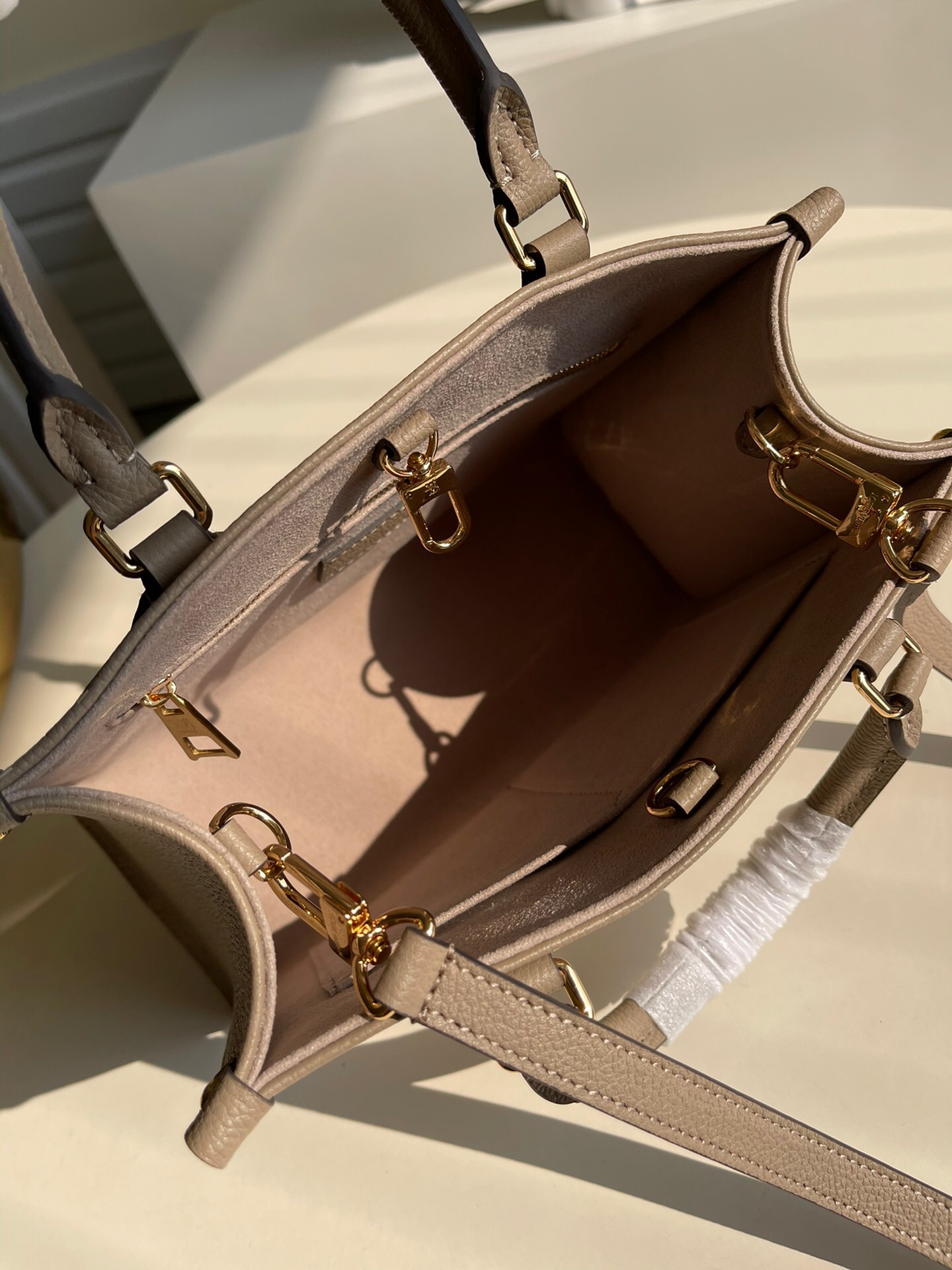 Bagsaaa L0vis Vvtt0n M45779 OnTheGo PM Tote Bag Tourterelle Beige/Cream - 25 x 19 x 11.5 cm