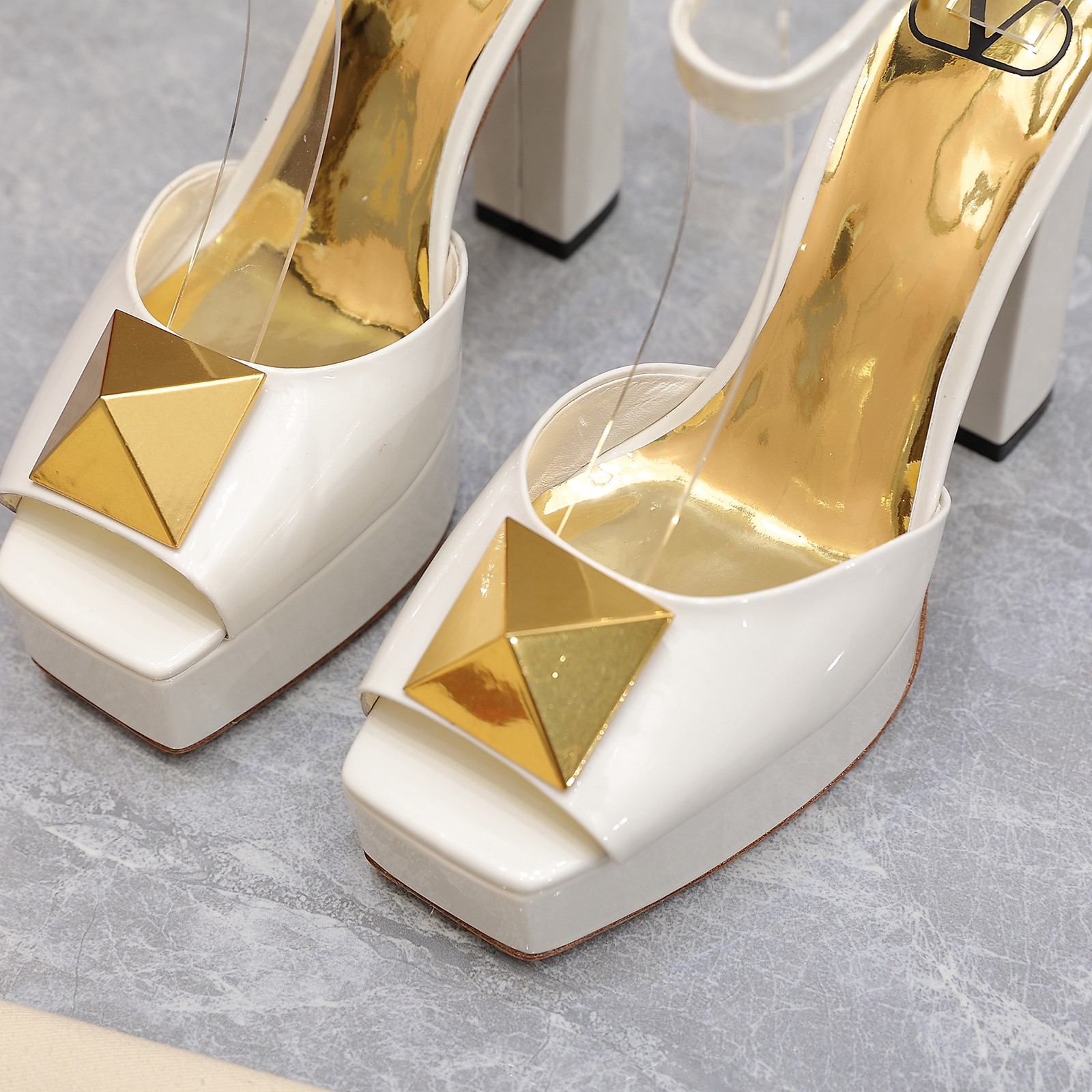 Va1e*ntin0 Heels White