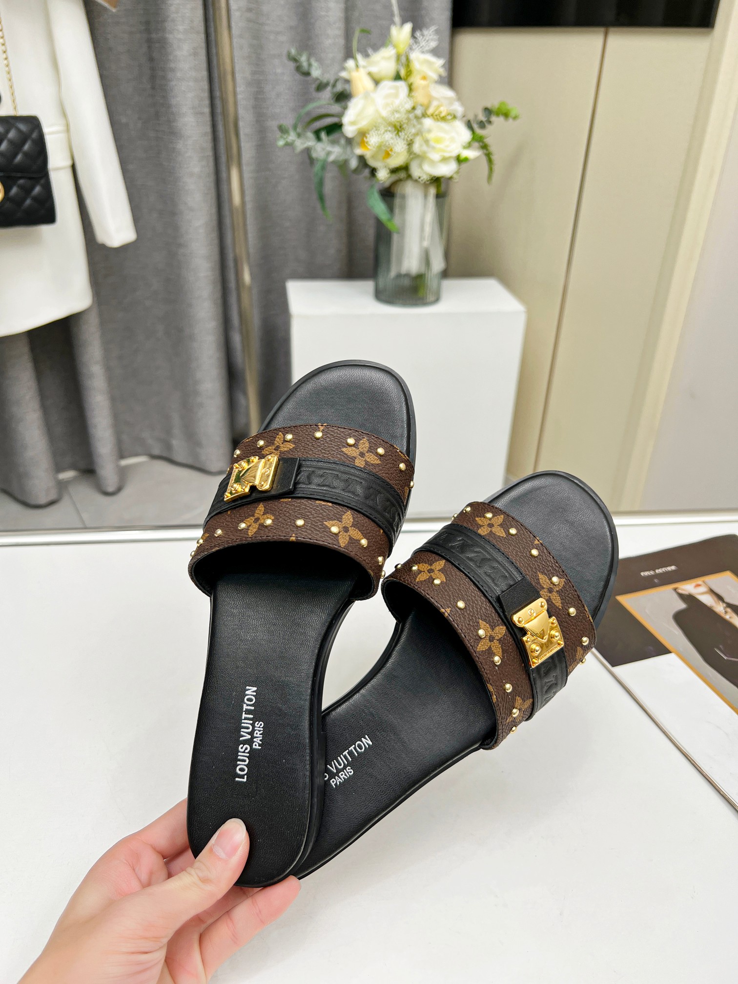 L0vis Vvtt0n Slippers