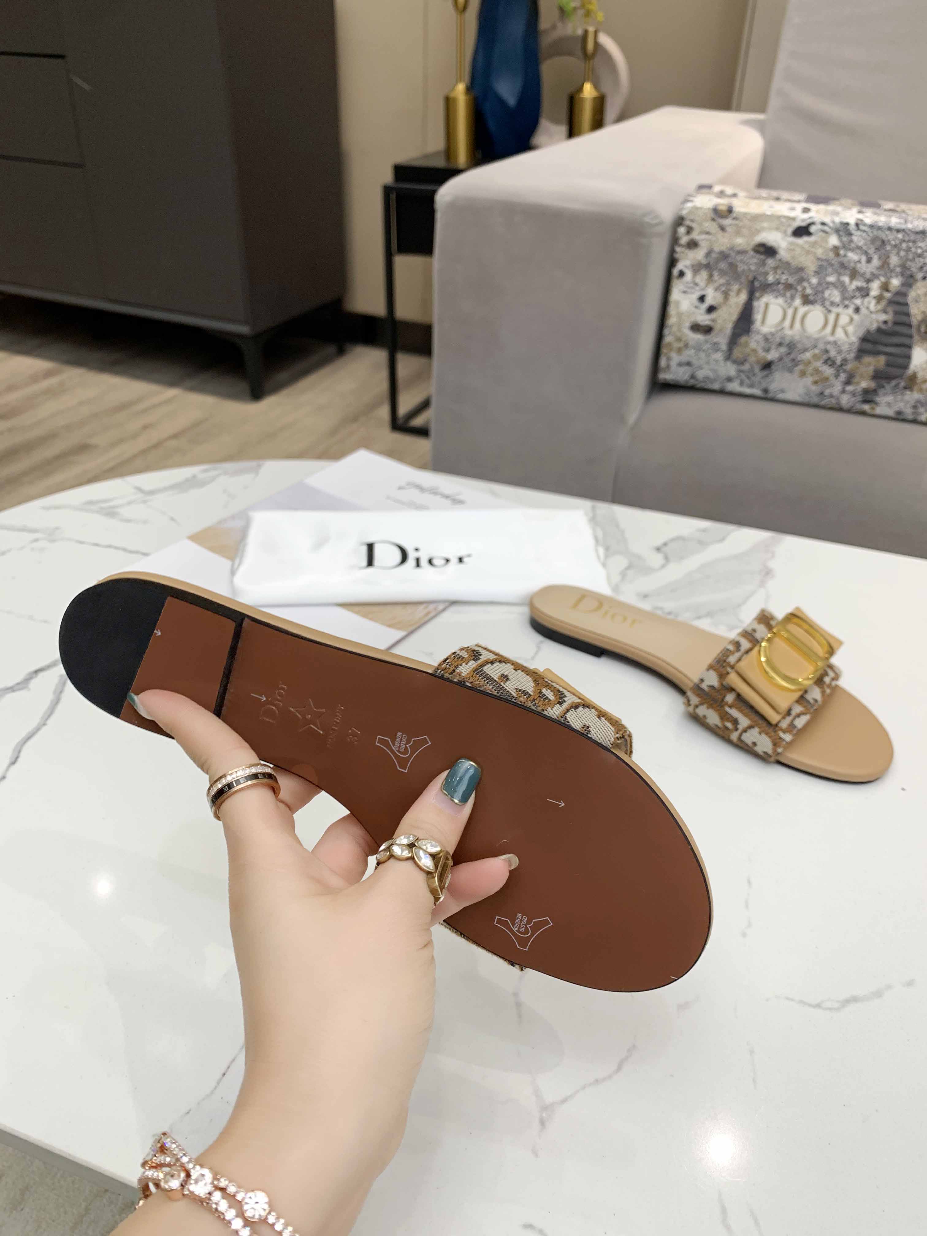 D10r Montaigne Slippers 
