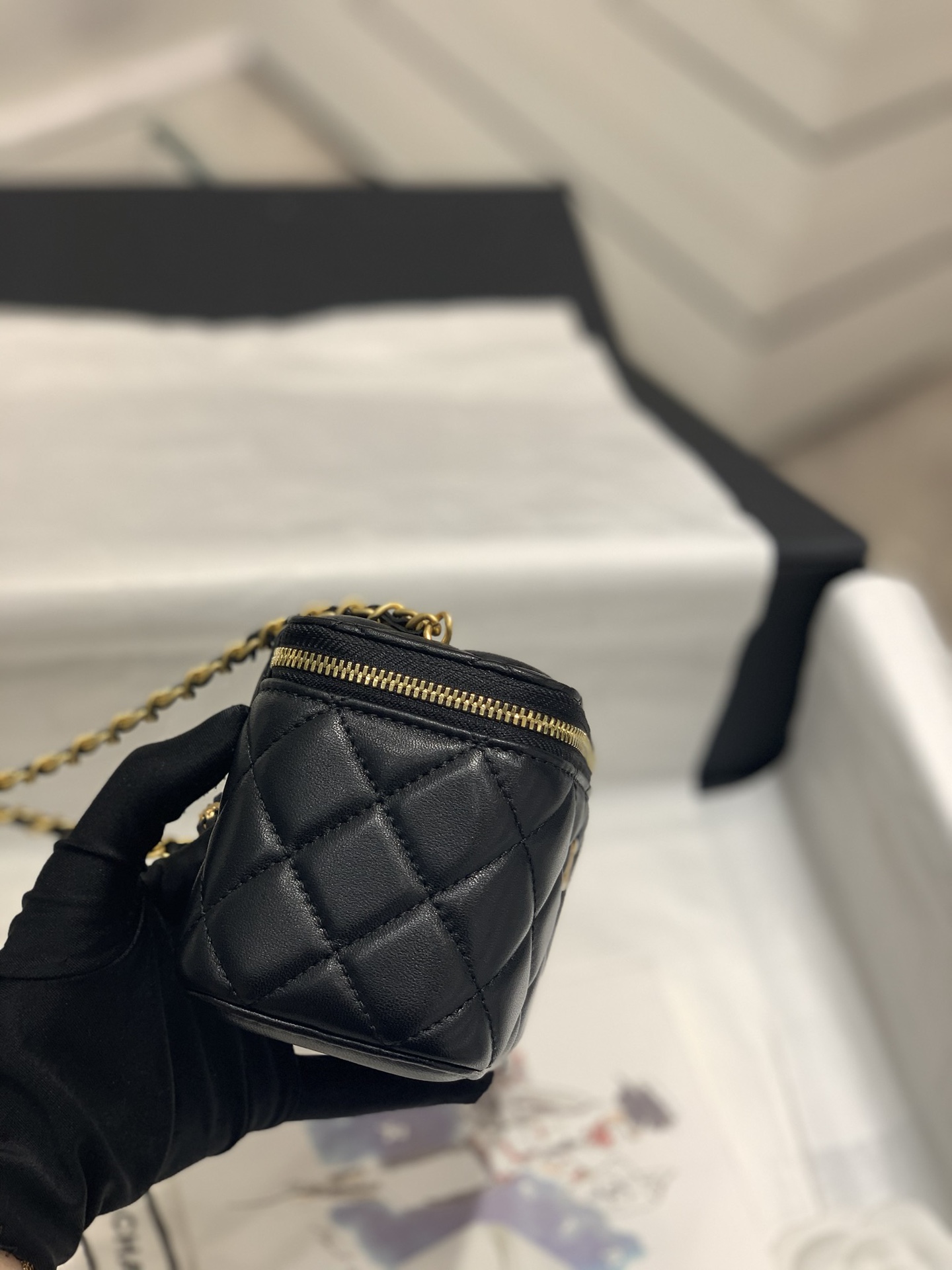 Bagsaaa Ch**el Vanity Mirror Plain Lambskin Leather Black - 8.5-11-7cm
