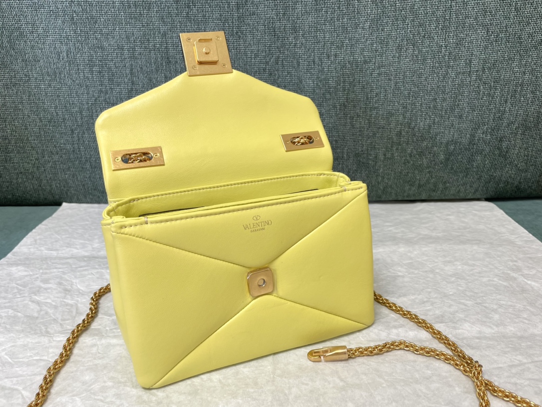 Bagsaaa Va1e*ntin0 Garavani One Stud Nappa Yellow Bag - 19x14x1cm