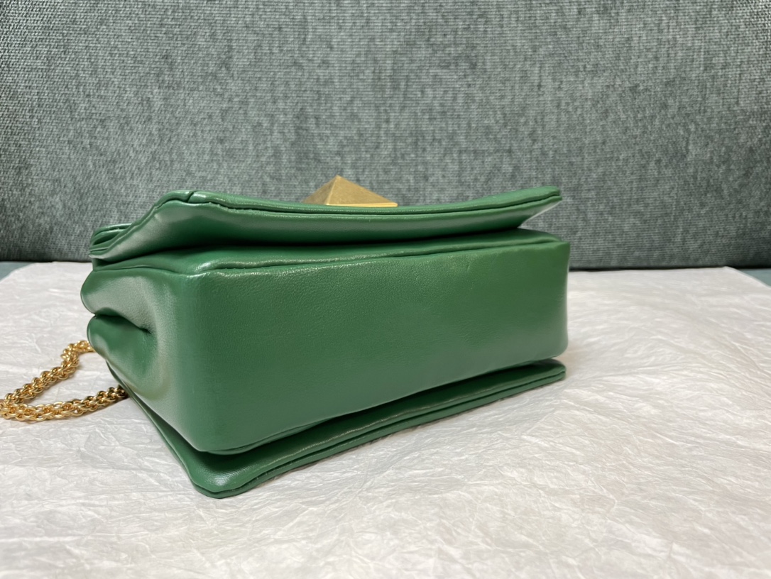 Bagsaaa Va1e*ntin0 Garavani One Stud Nappa Green Bag - 19x14x1cm