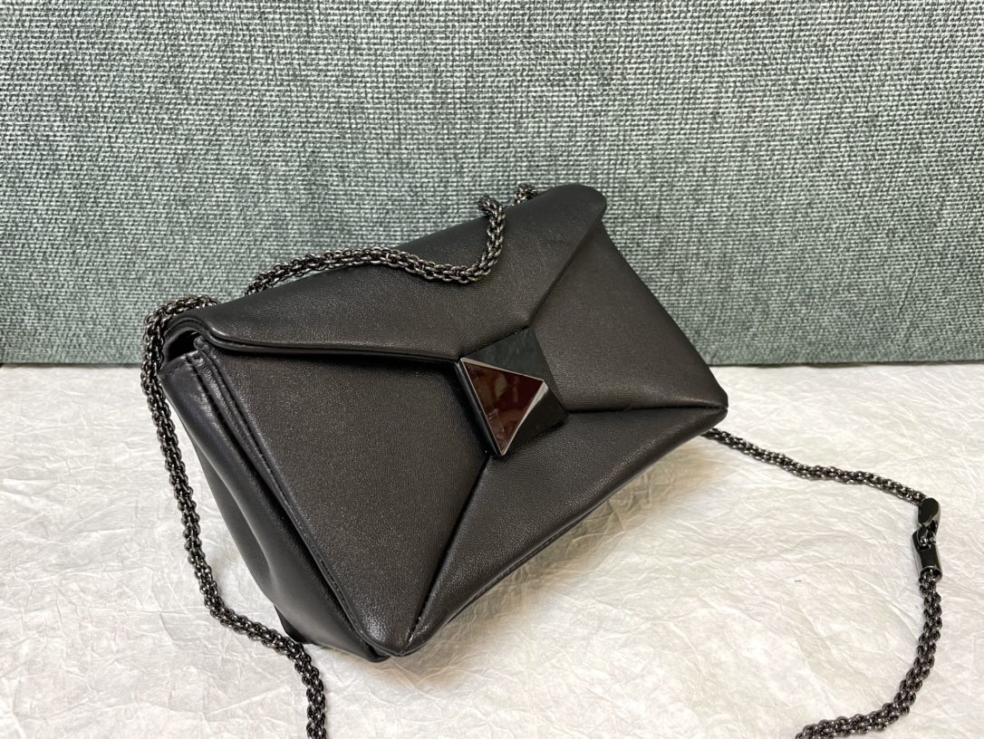 Bagsaaa Va1e*ntin0 Garavani One Stud Nappa All Black Bag - 19x14x1cm