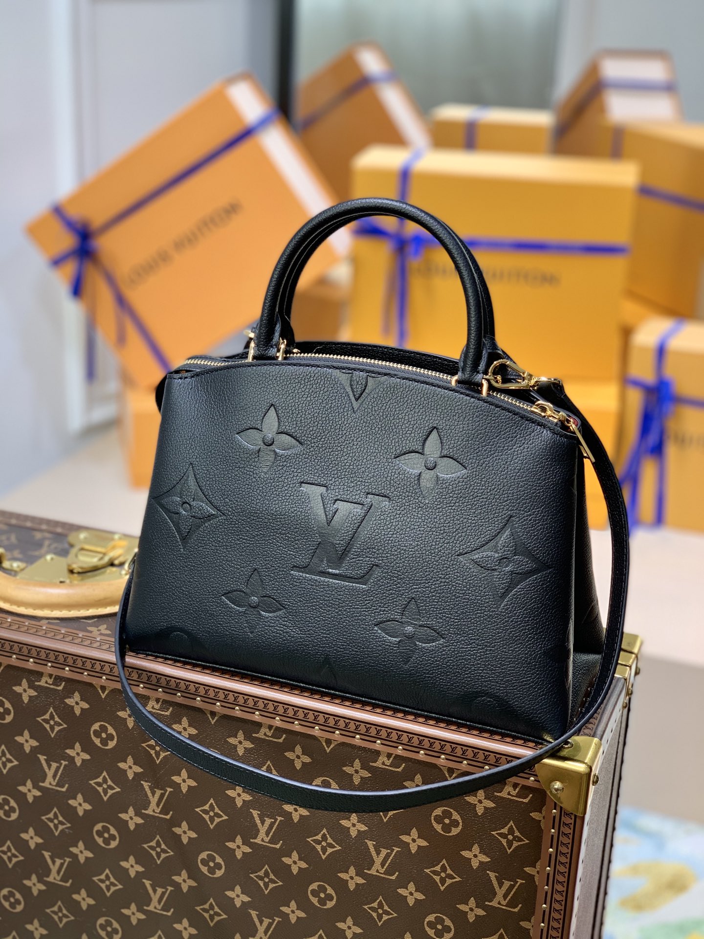 Bagsaaa L0vis Vvtt0n Petit Palais Black Monogram Empreinte embossed cowhide - 29 x 18 x 12.5 cm