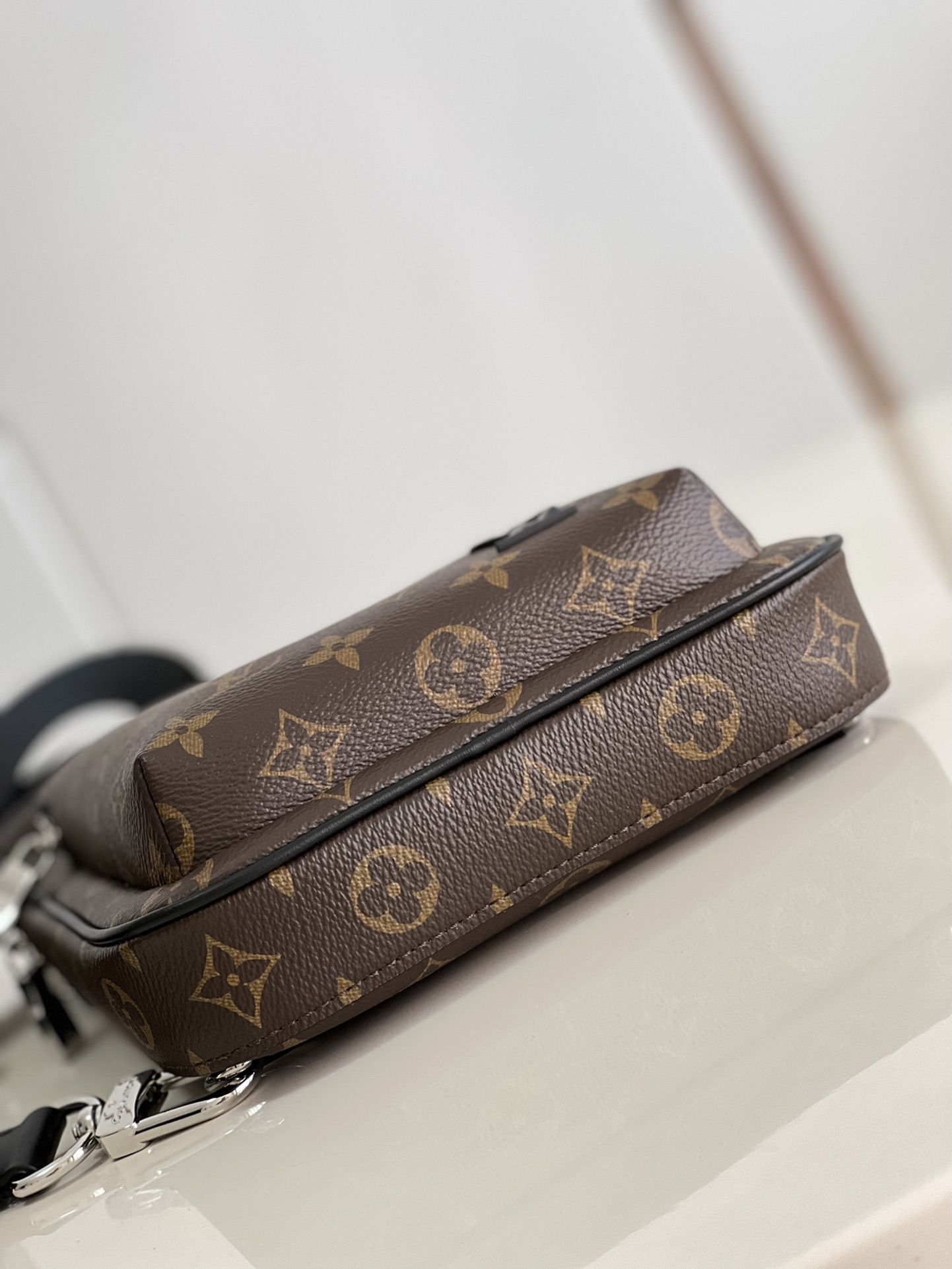 Bagsaaa L0vis Vvtt0n Avenue Slingbag - 20 x 31 x 7 cm 