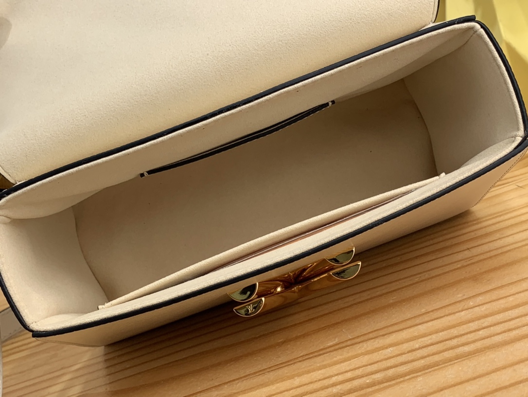Bagsaaa L0vis Vvtt0n Twist PM Bag White Epi grained with charm gold strap - 19 x 15 x 9cm