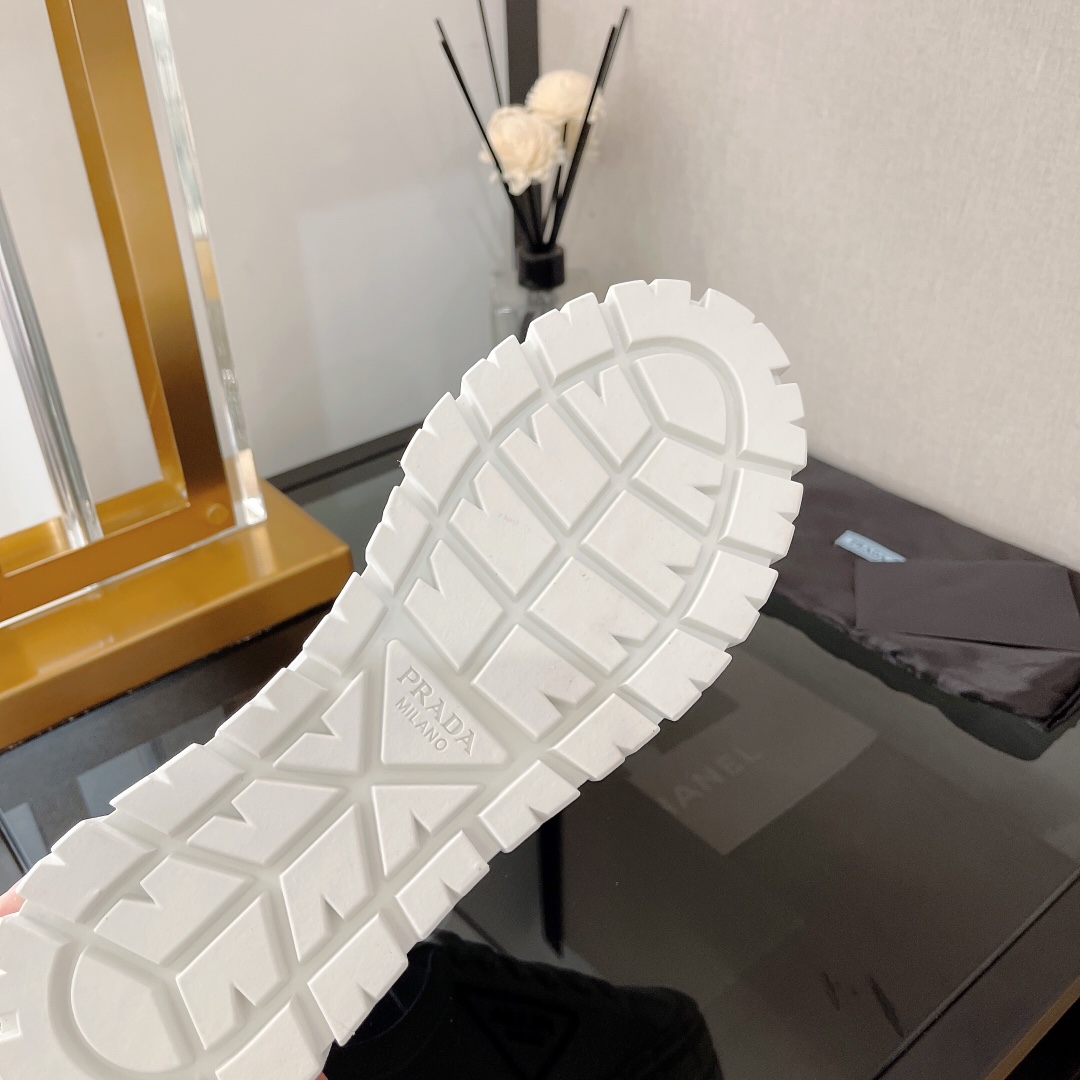 Bagsaaa Pra*a Low Top White Sneaker