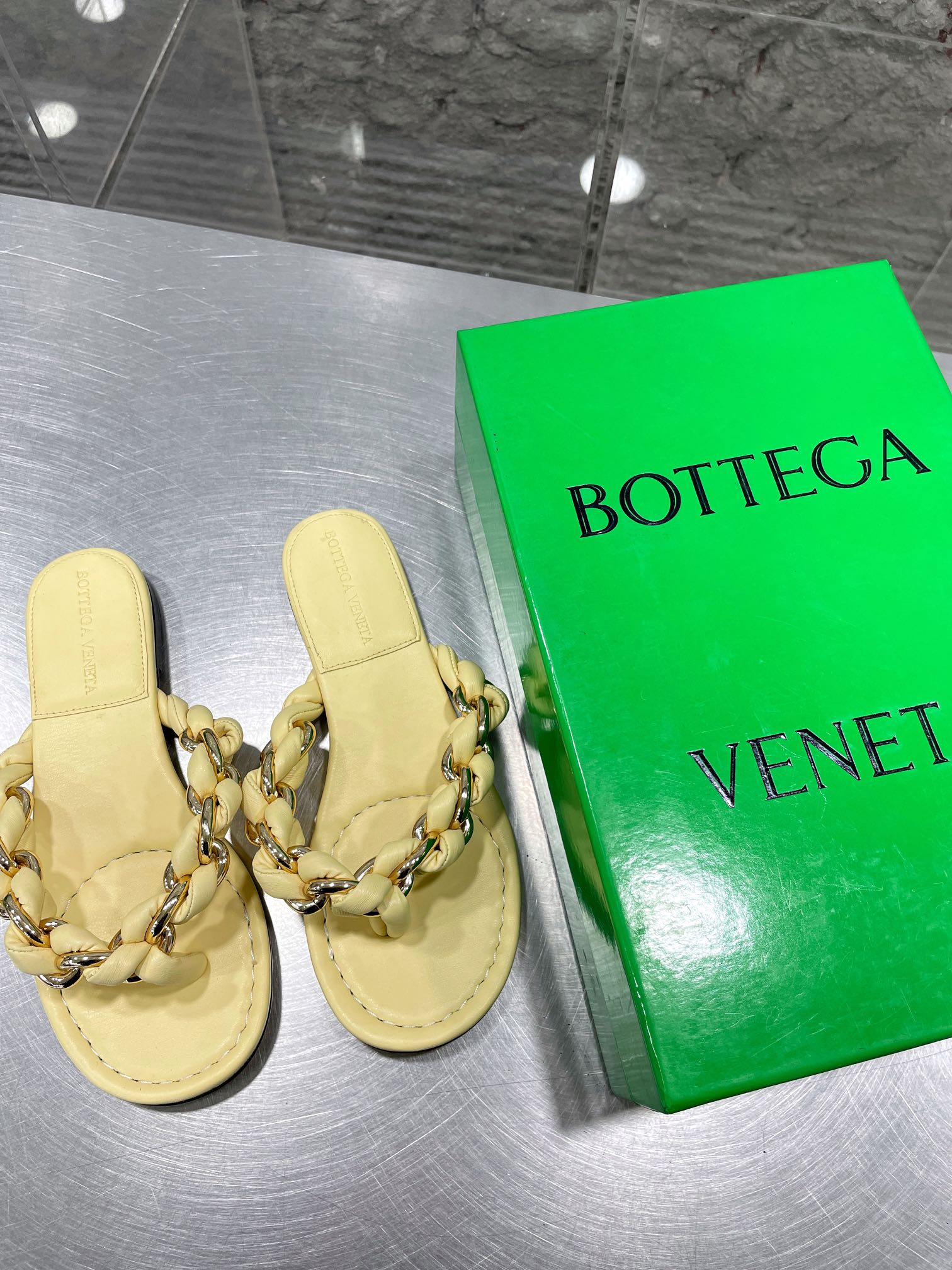 Bagsaaa B0tt*ga Ven*ta Rubber Lido In Cane Sugar Yellow