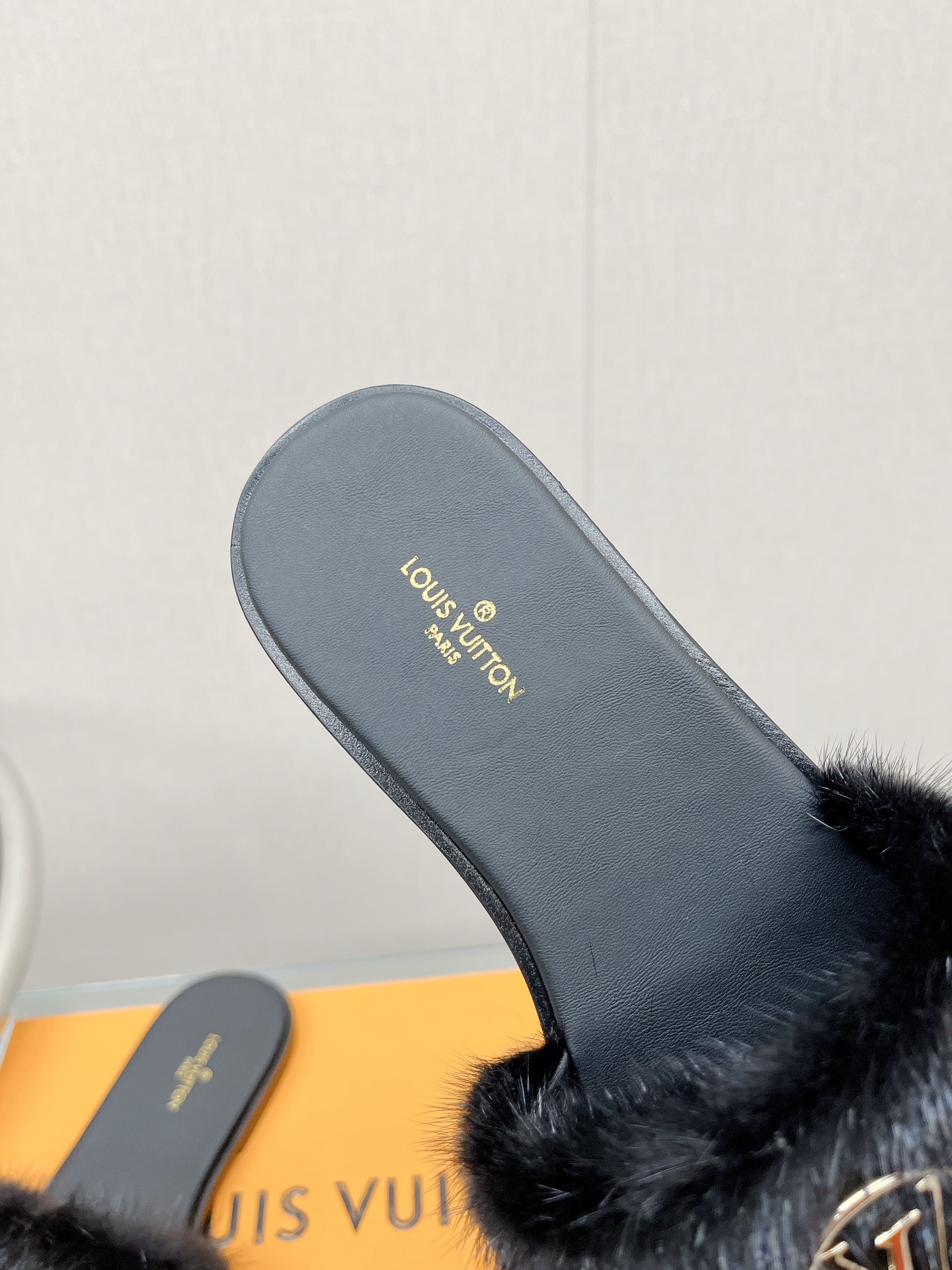 Bagsaaa L0vis Vvtt0n Fur Black Slides