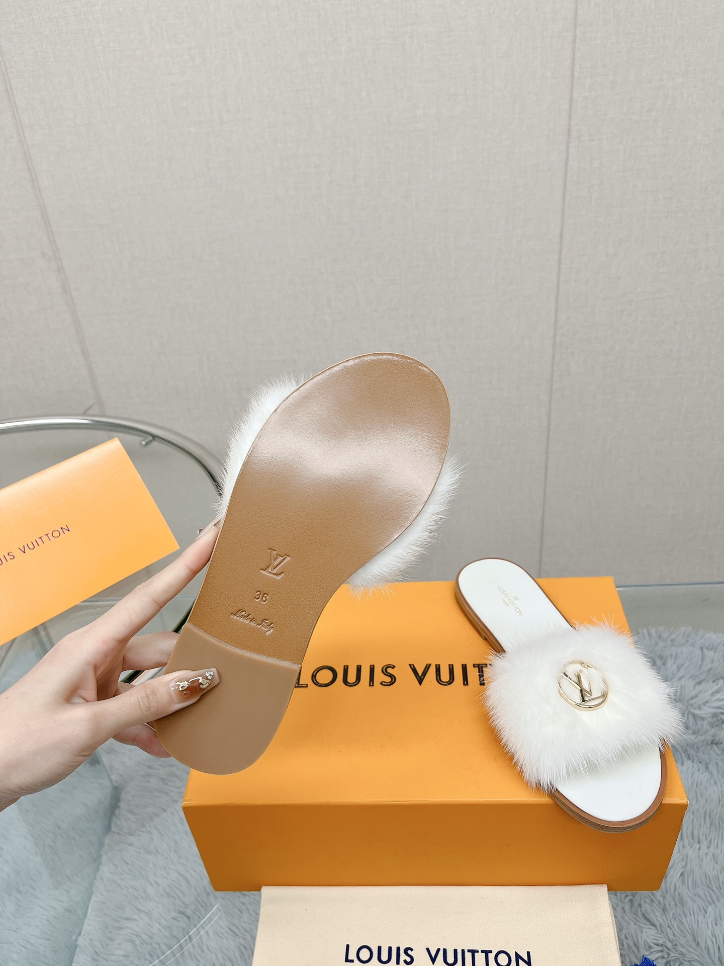 Bagsaaa L0vis Vvtt0n Fur White Slides