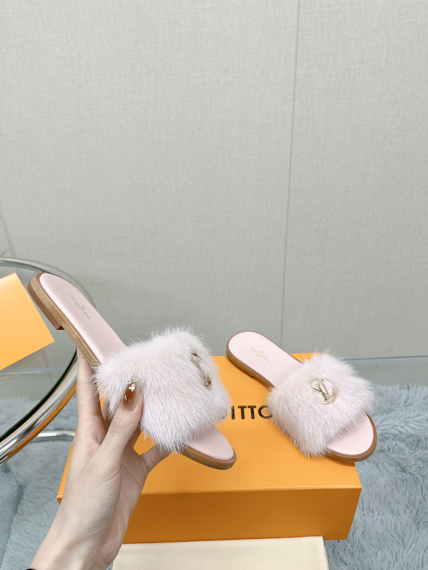 Bagsaaa L0vis Vvtt0n Fur Light Pink Slides