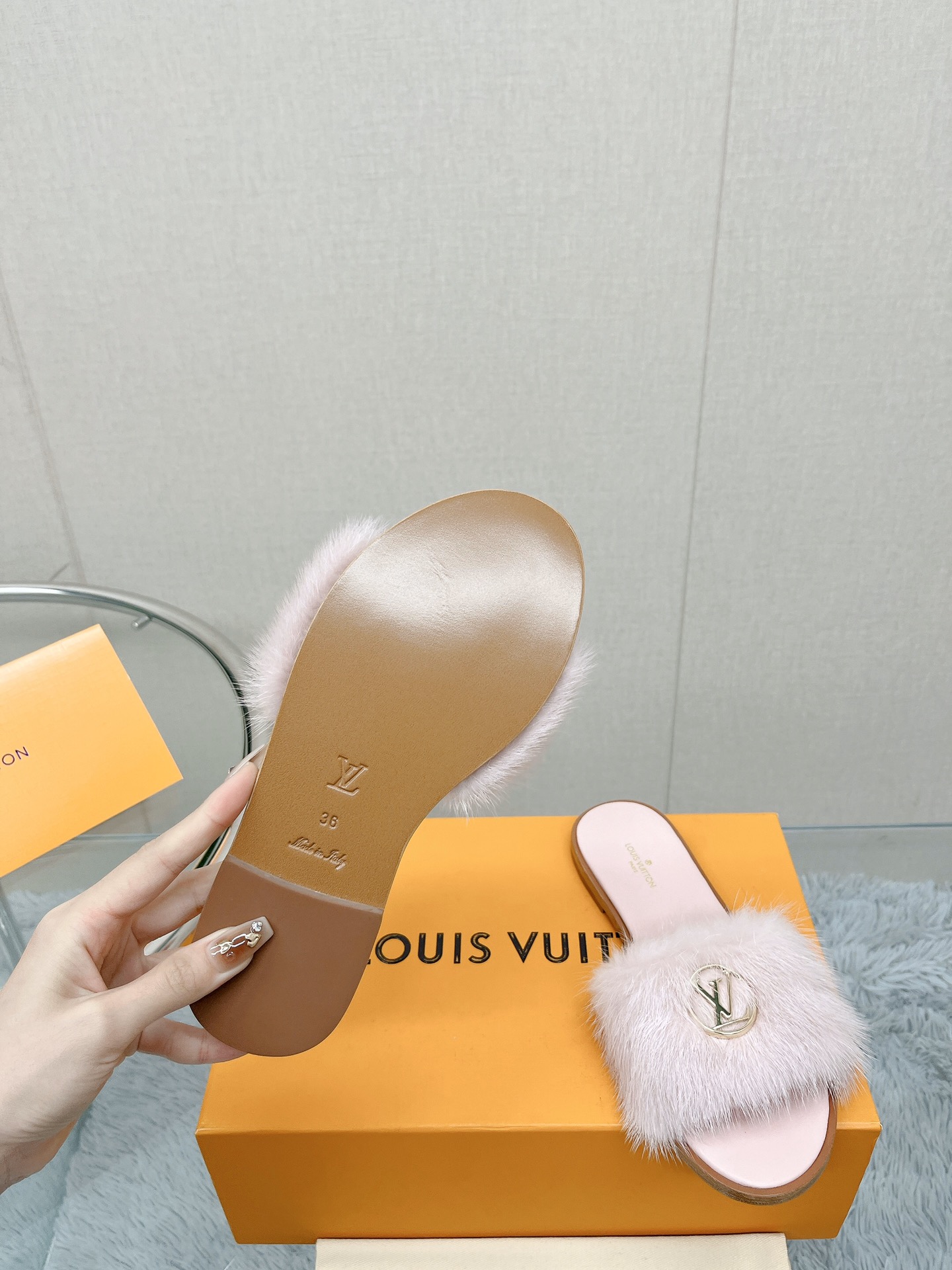 Bagsaaa L0vis Vvtt0n Fur Light Pink Slides