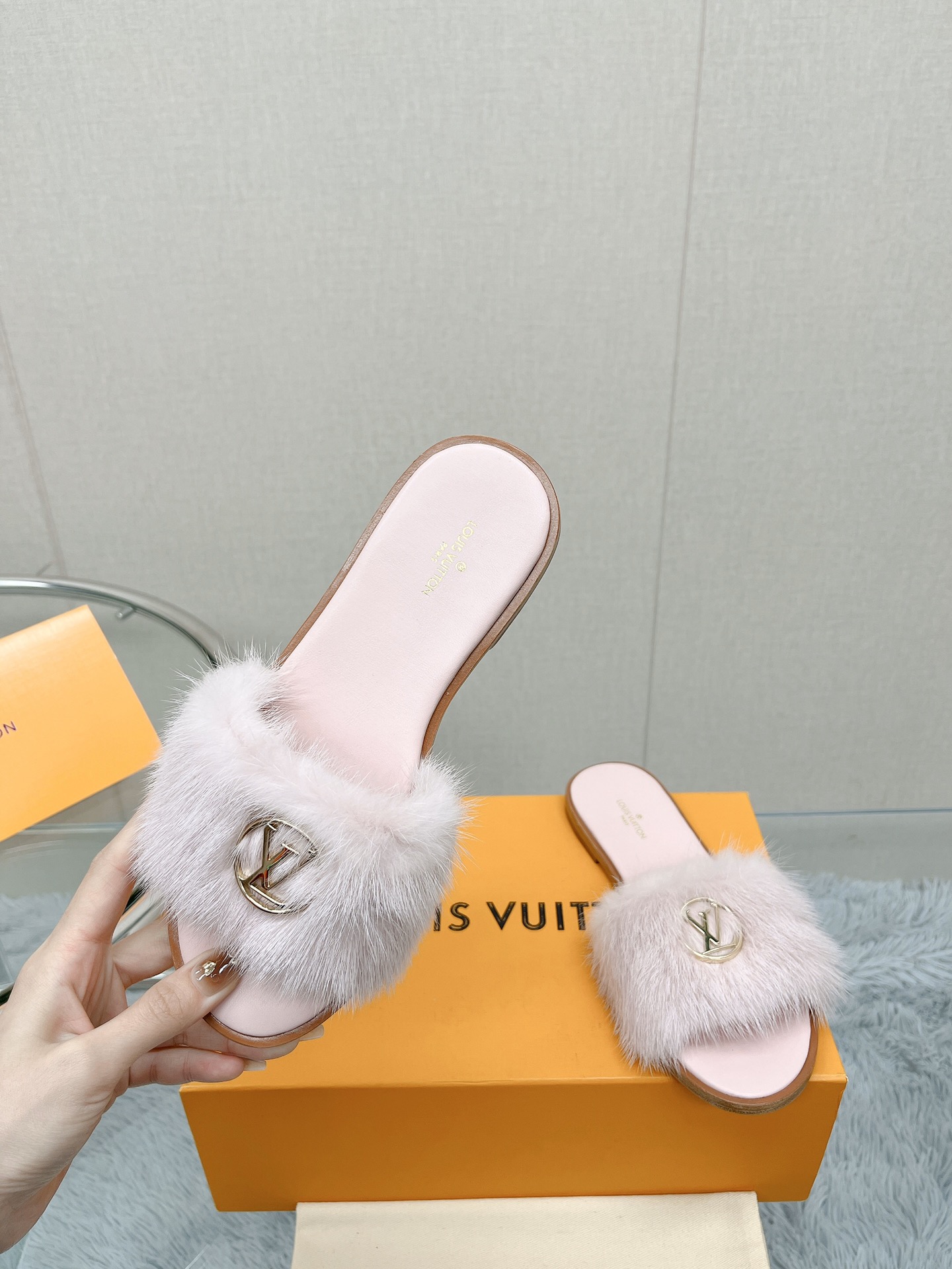 Bagsaaa L0vis Vvtt0n Fur Light Pink Slides