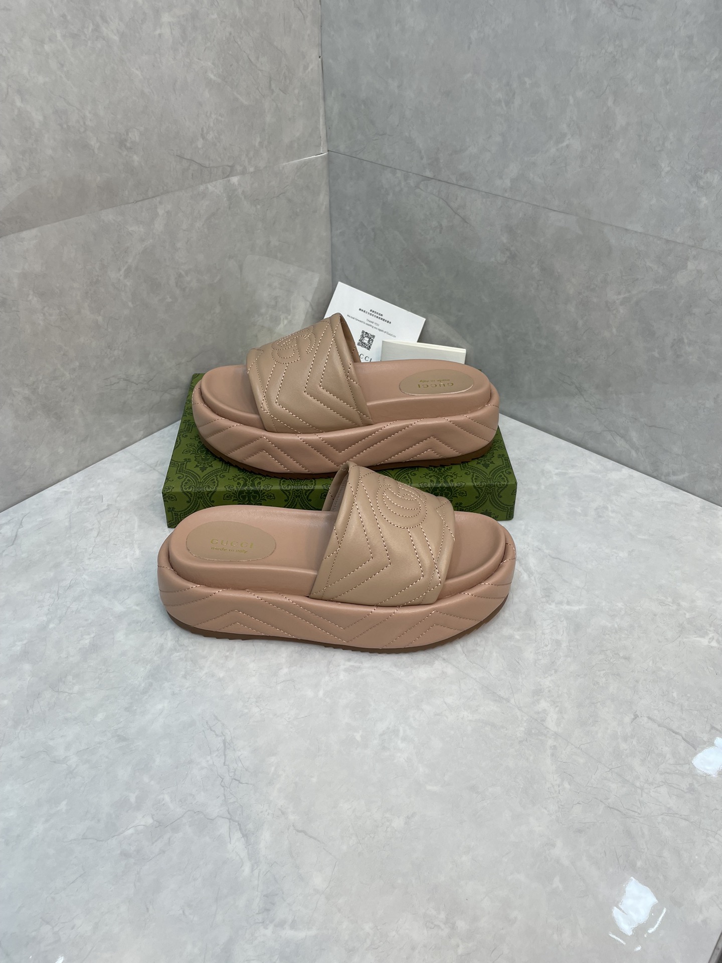 Bagsaaa Gvc*1 Interlocking G Slides Beige