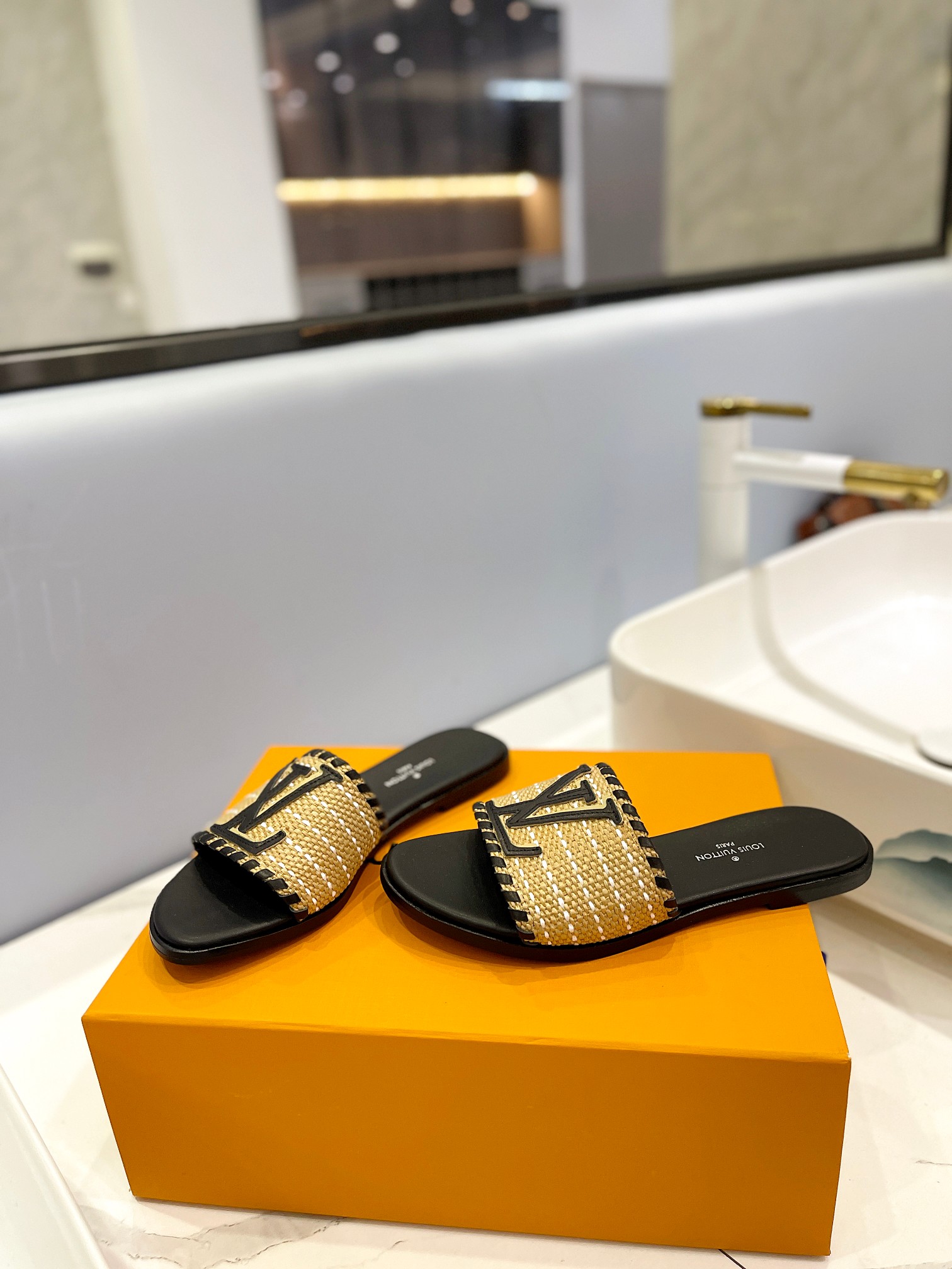 Bagsaaa L0vis Vvtt0n Flat Slides Black