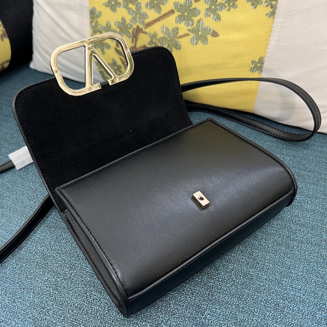 Bagsaaa Va1e*ntin0 Garavani small VLogo Type shoulder black bag - 18x13x5cm