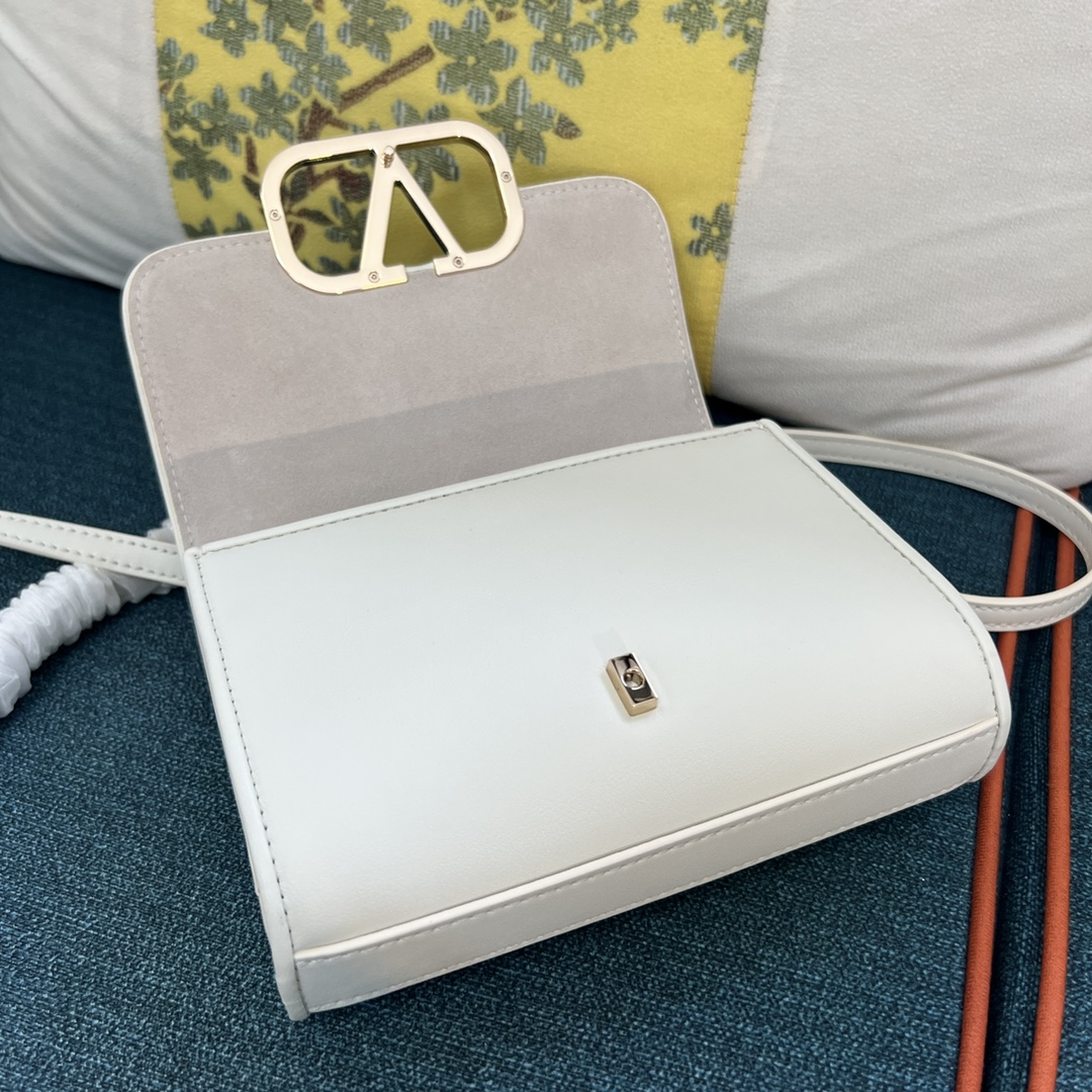 Bagsaaa Va1e*ntin0 Garavani small VLogo Type shoulder white bag - 18x13x5cm