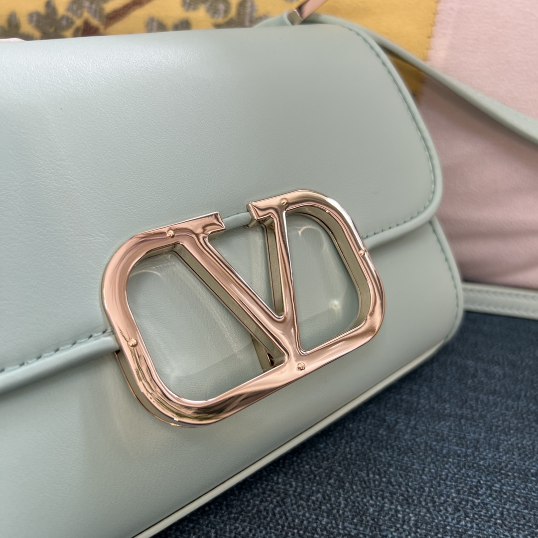 Bagsaaa Va1e*ntin0 Garavani small VLogo Type shoulder bag - 18x13x5cm