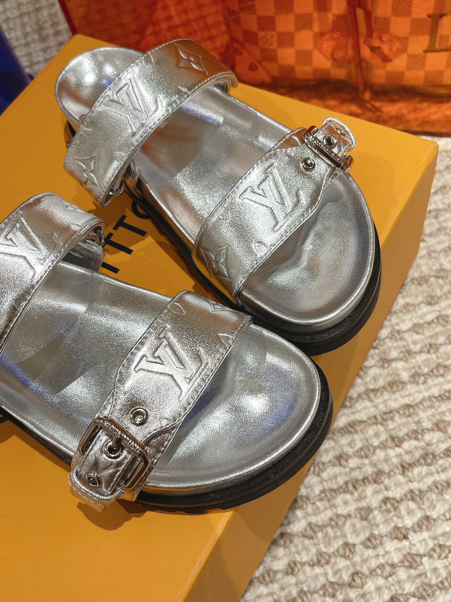 Bagsaaa L0vis Vvtt0n Bom Dia Flat Comfort Mule Silver Monogram-embossed calf leather