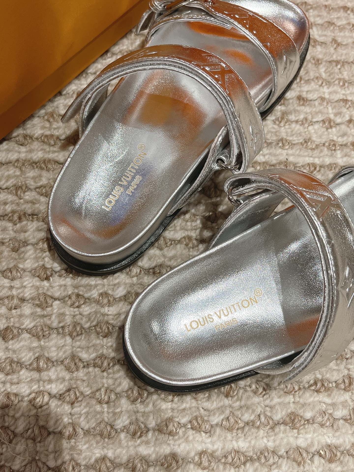 Bagsaaa L0vis Vvtt0n Bom Dia Flat Comfort Mule Silver Monogram-embossed calf leather