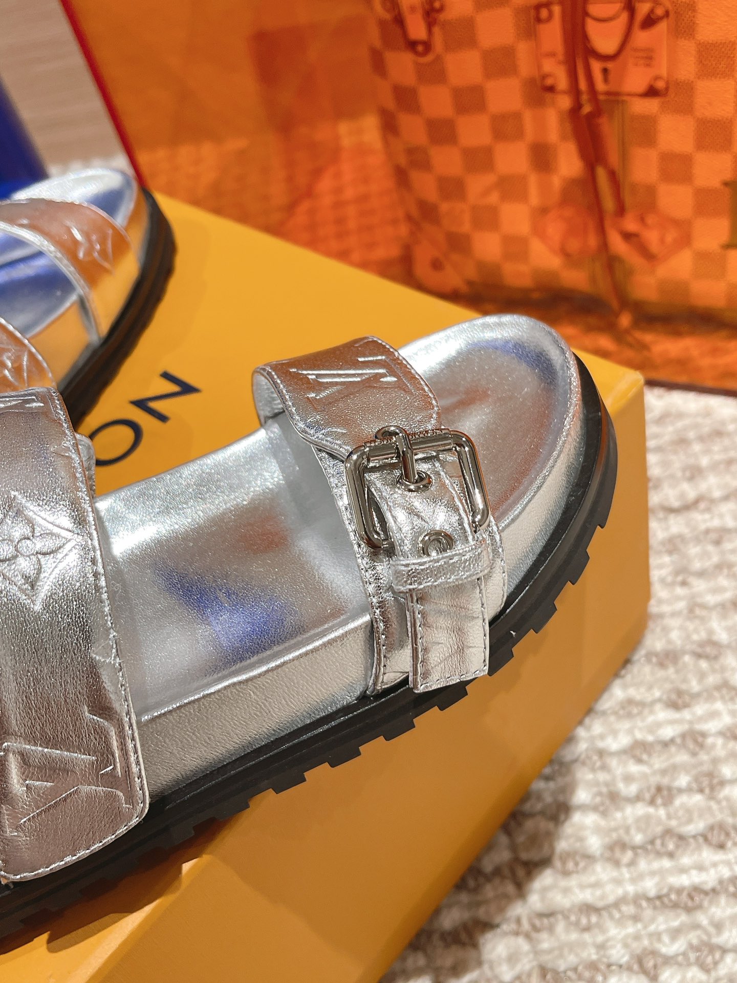 Bagsaaa L0vis Vvtt0n Bom Dia Flat Comfort Mule Silver Monogram-embossed calf leather