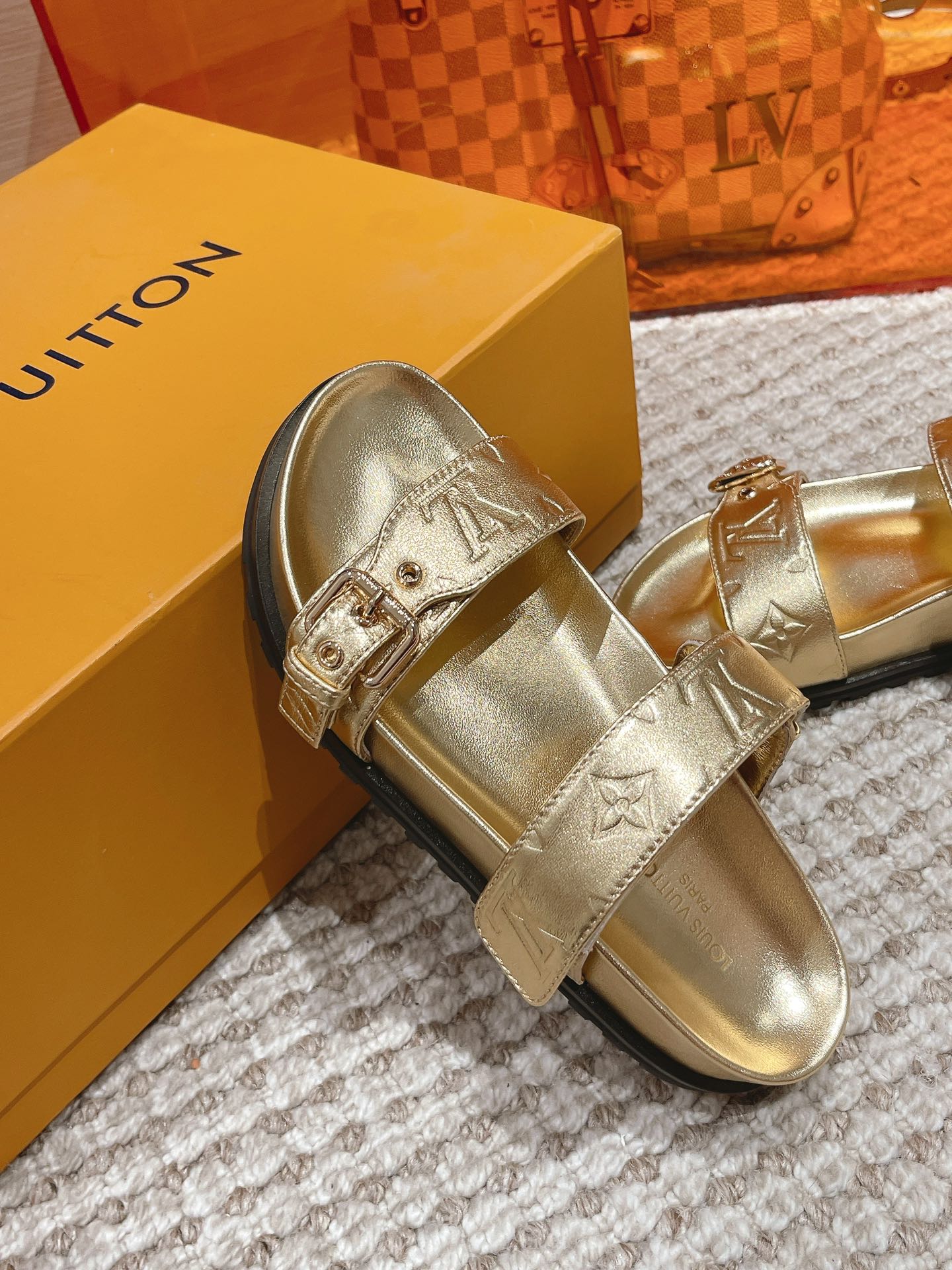 Bagsaaa L0vis Vvtt0n Bom Dia Flat Comfort Mule Gold Monogram-embossed calf leather