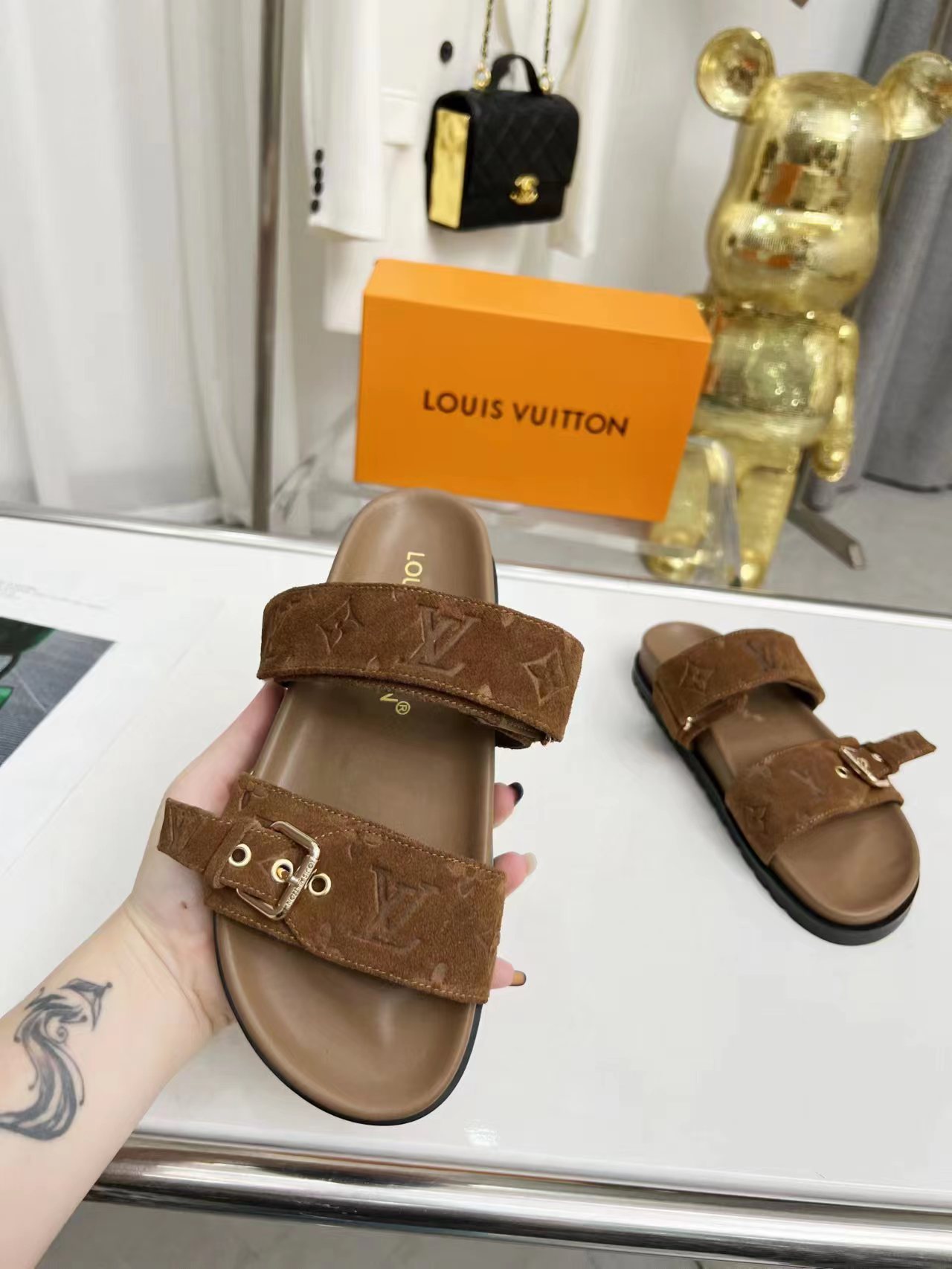 Bagsaaa L0vis Vvtt0n Bom Dia Flat Comfort Mule Monogram-debossed suede calf leather