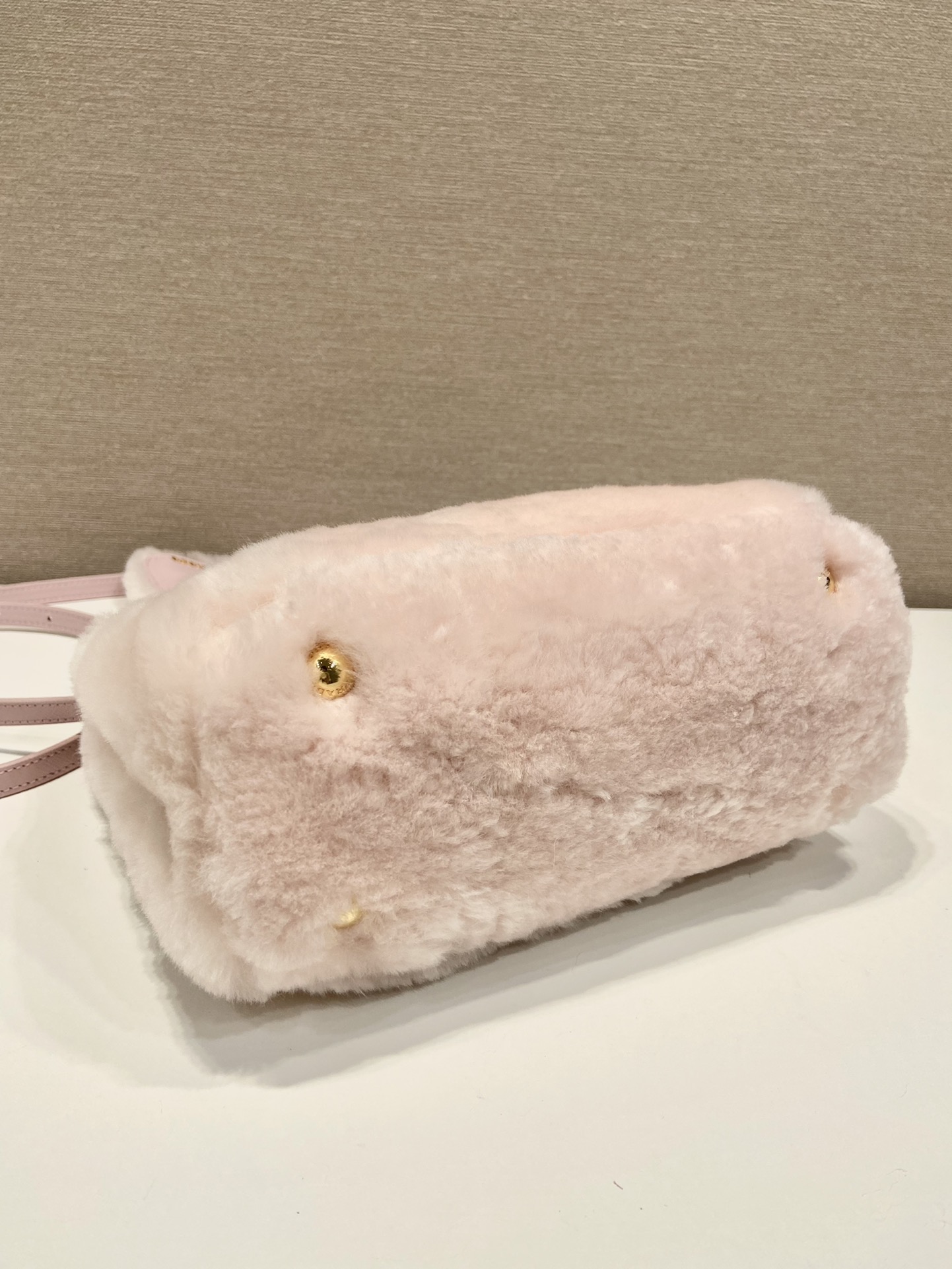 Bagsaaa Pra*a Galleria shearling mini bag - 20x15x9.5cm