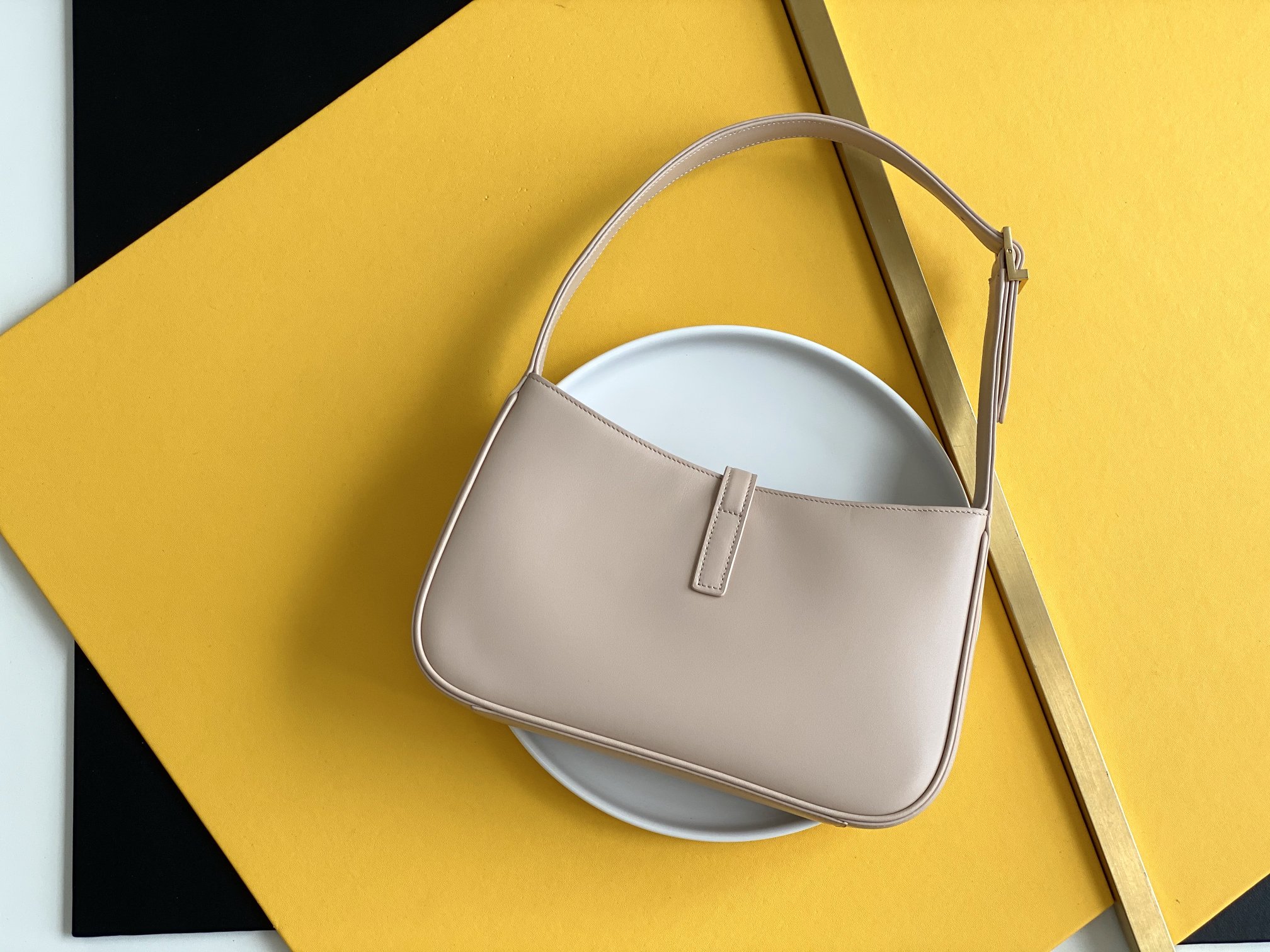 Bagsaaa Y51 LE 5 À 7 in nude smooth leather - 23 X 16 X 6,5 CM