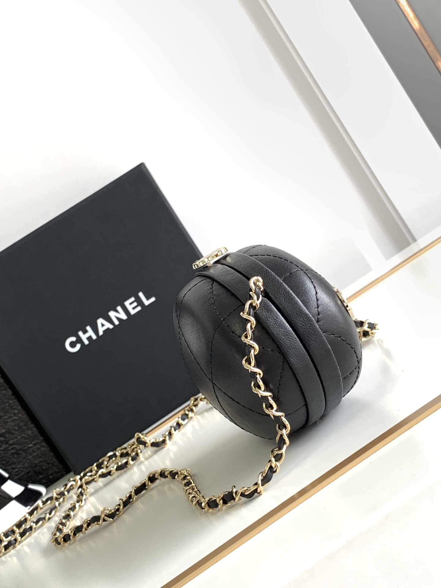 Bagsaaa Ch**el Round Black Lambskin Bag - 8.5x12x6cm