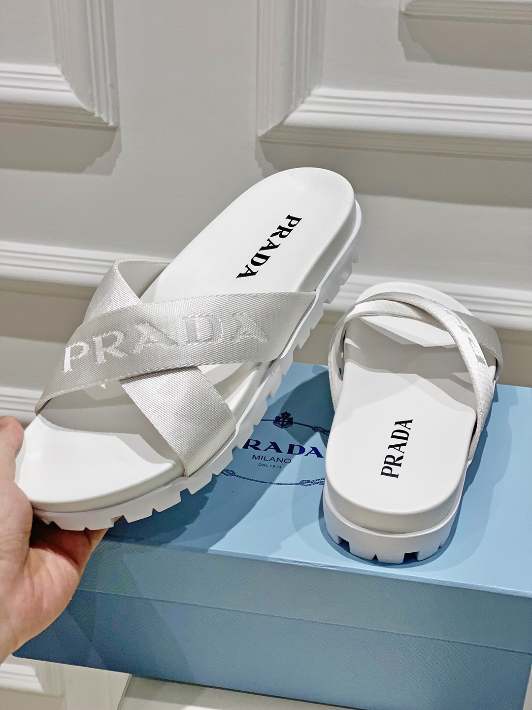 Bagsaaa Pra*a White Slides