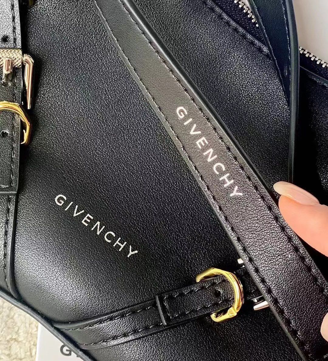 Bagsaaa Givenchy Black Voyou Shoulder Bag - 24*18*3.5cm